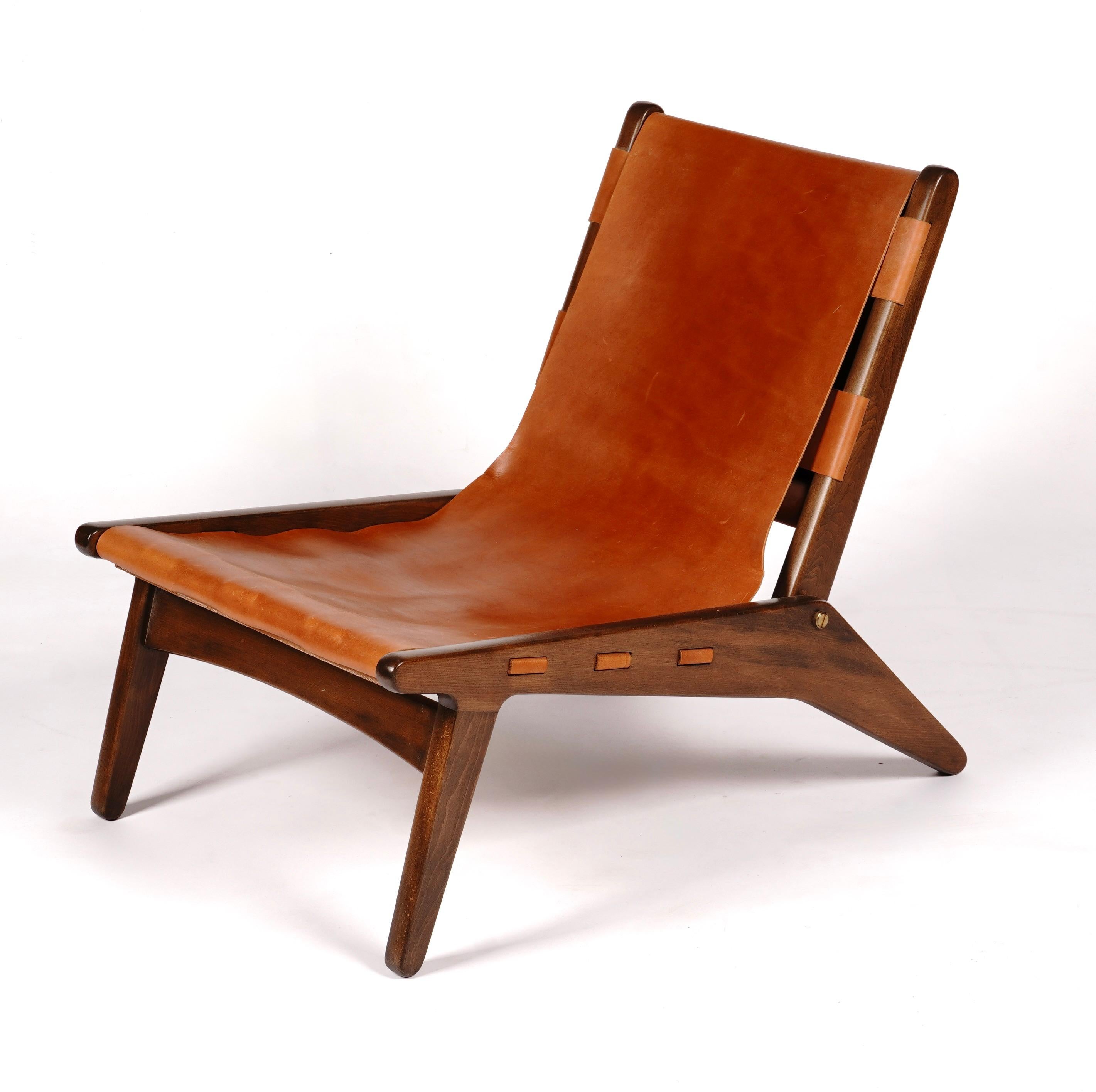 Sedia da salotto bassa degli anni '60 in Giappone, costruita in legno e pelle con chiusure in ottone. Un design insolito, che non si trova negli Stati Uniti, con un profilo rachitico e molto comodo da indossare. Il salotto è stato prodotto a Kobe,
