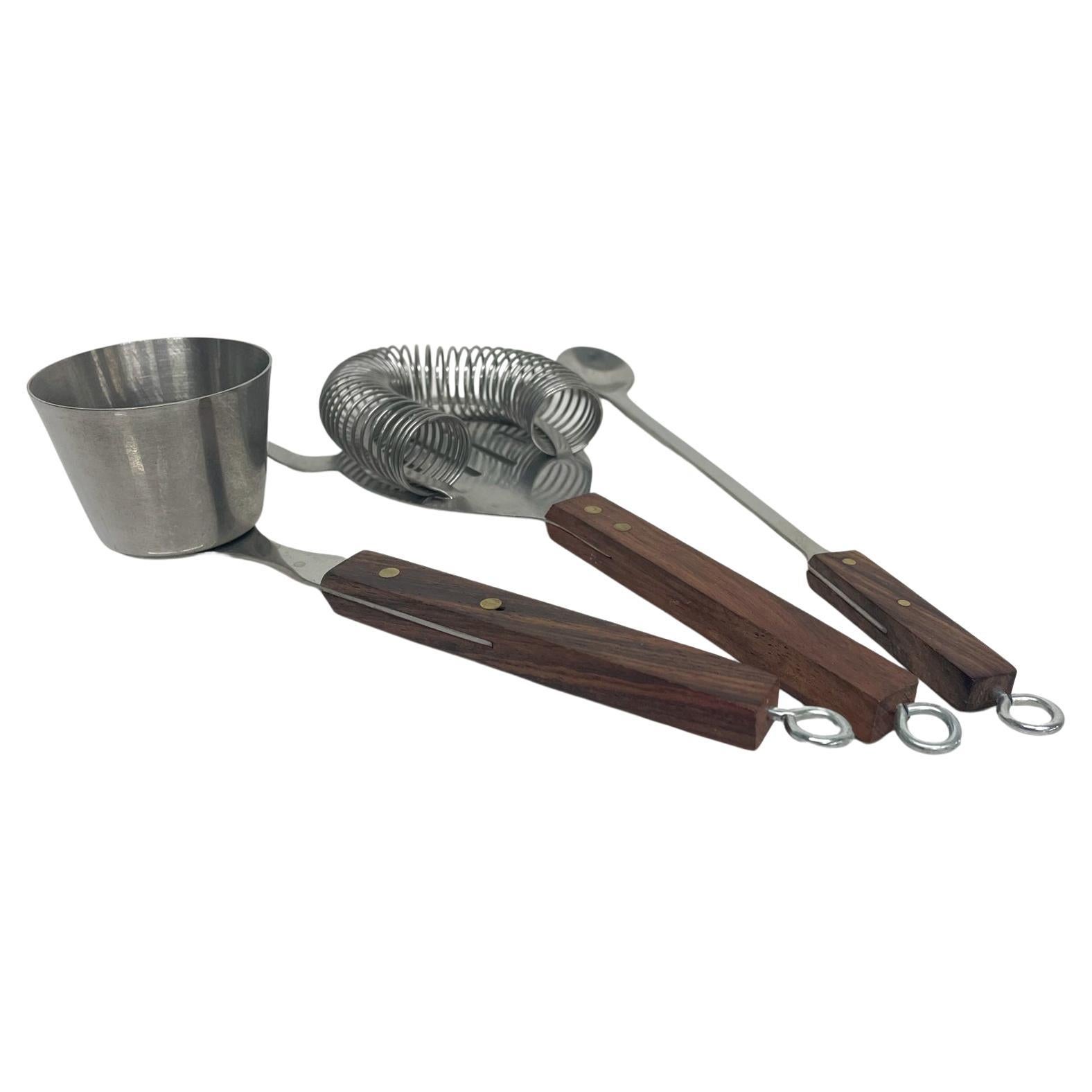 Accessoires de bar
1960s Japanese modern cocktail bar tool set sculpted stainless steel & tapered rosewood handles
Fabriqué en acier inoxydable et en bois de rose Japon
Cuillère 7,88 x 1 L, étrier 7,5 x 3,75 L x 1 P, tasse à mesurer 6,75 x 1,88 L