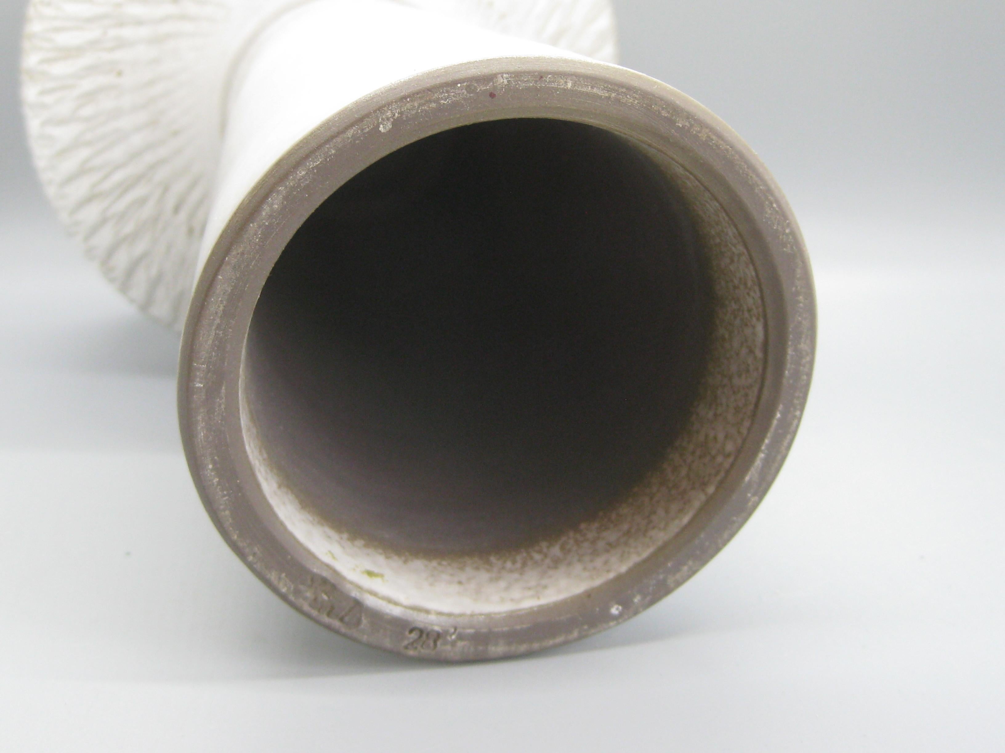 1960s Japanese Modernist Ikebana Ceramic Pottery Sgraffito Pedestal Vase Vessel For Sale 6