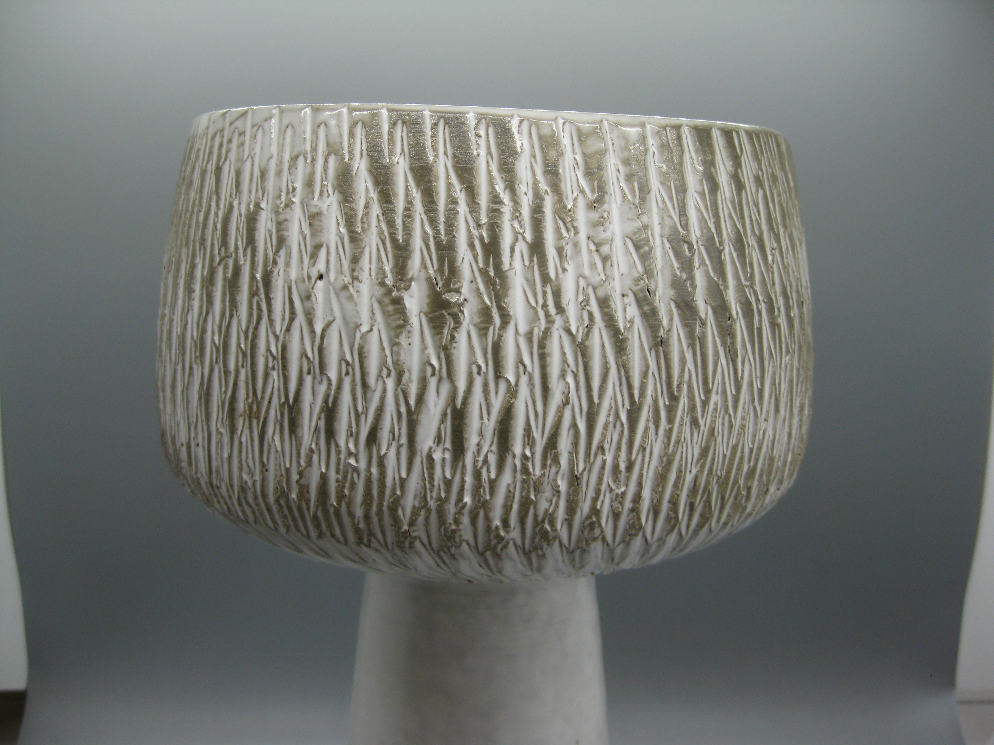 Remarquable vase/récipient à piédestal en céramique/poterie japonaise moderniste Ikebana, vers les années 1960. Merveilleuse forme et conception. La surface supérieure est ornée de sgraffites. Signé en bas. En excellent état pour son âge. Aucun
