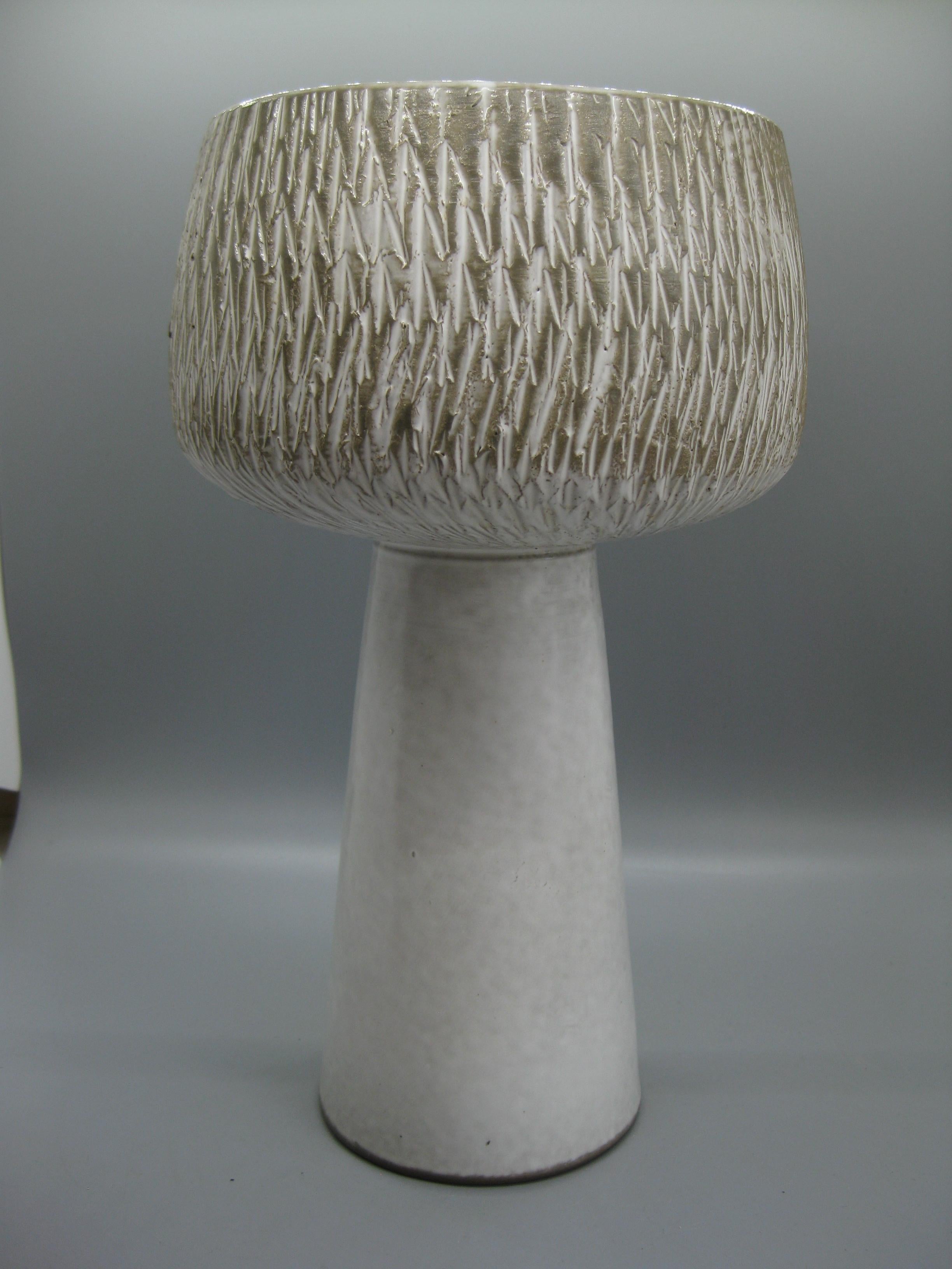 Vase/Gefäß aus Ikebana-Keramikvase mit Sgraffito-Sockel, japanische Moderne der 1960er Jahre (Handgefertigt) im Angebot