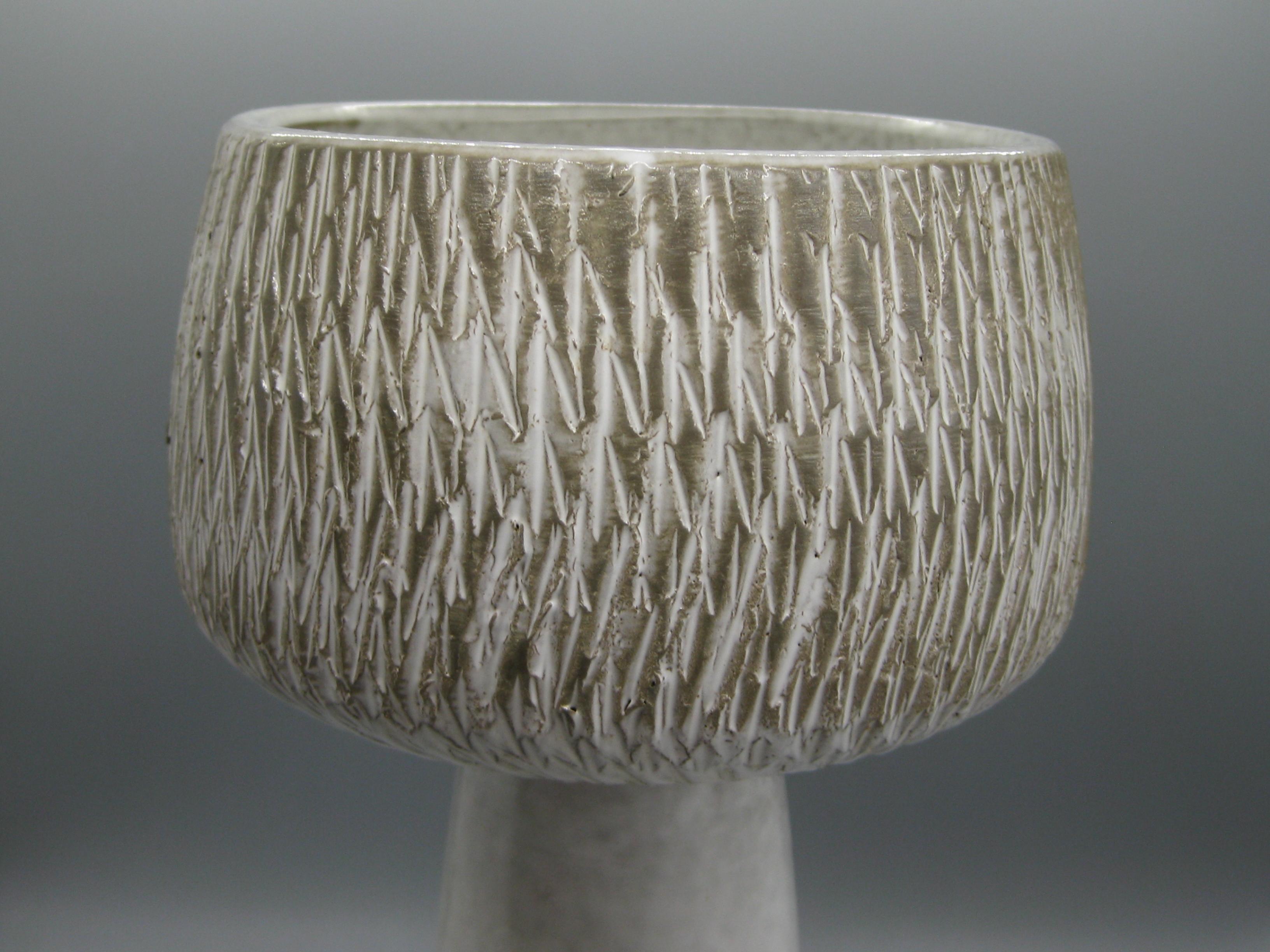20th Century 1960s Japanese Modernist Ikebana Ceramic Pottery Sgraffito Pedestal Vase Vessel For Sale