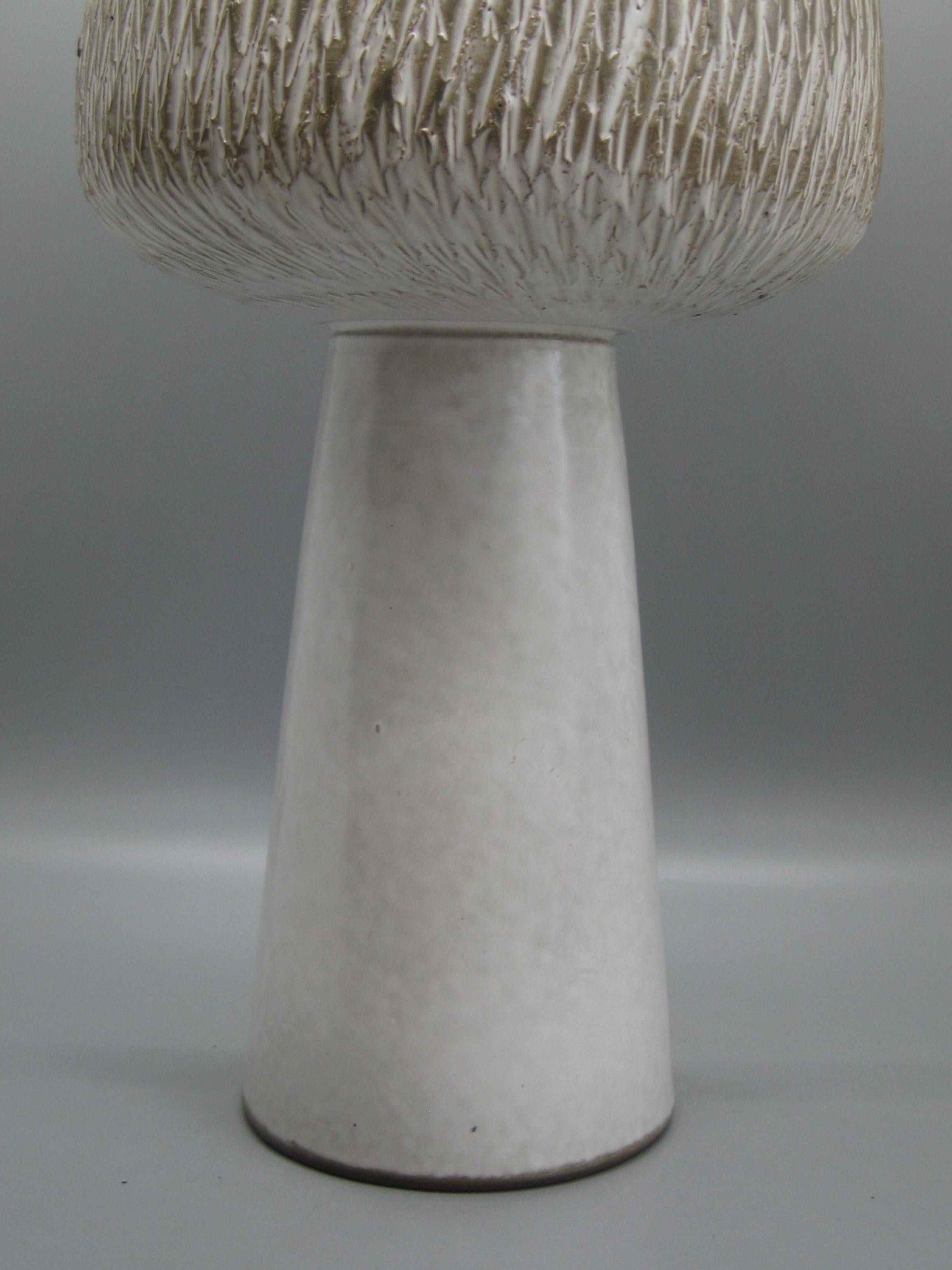 1960s Japanese Modernist Ikebana Ceramic Pottery Sgraffito Pedestal Vase Vessel For Sale 1