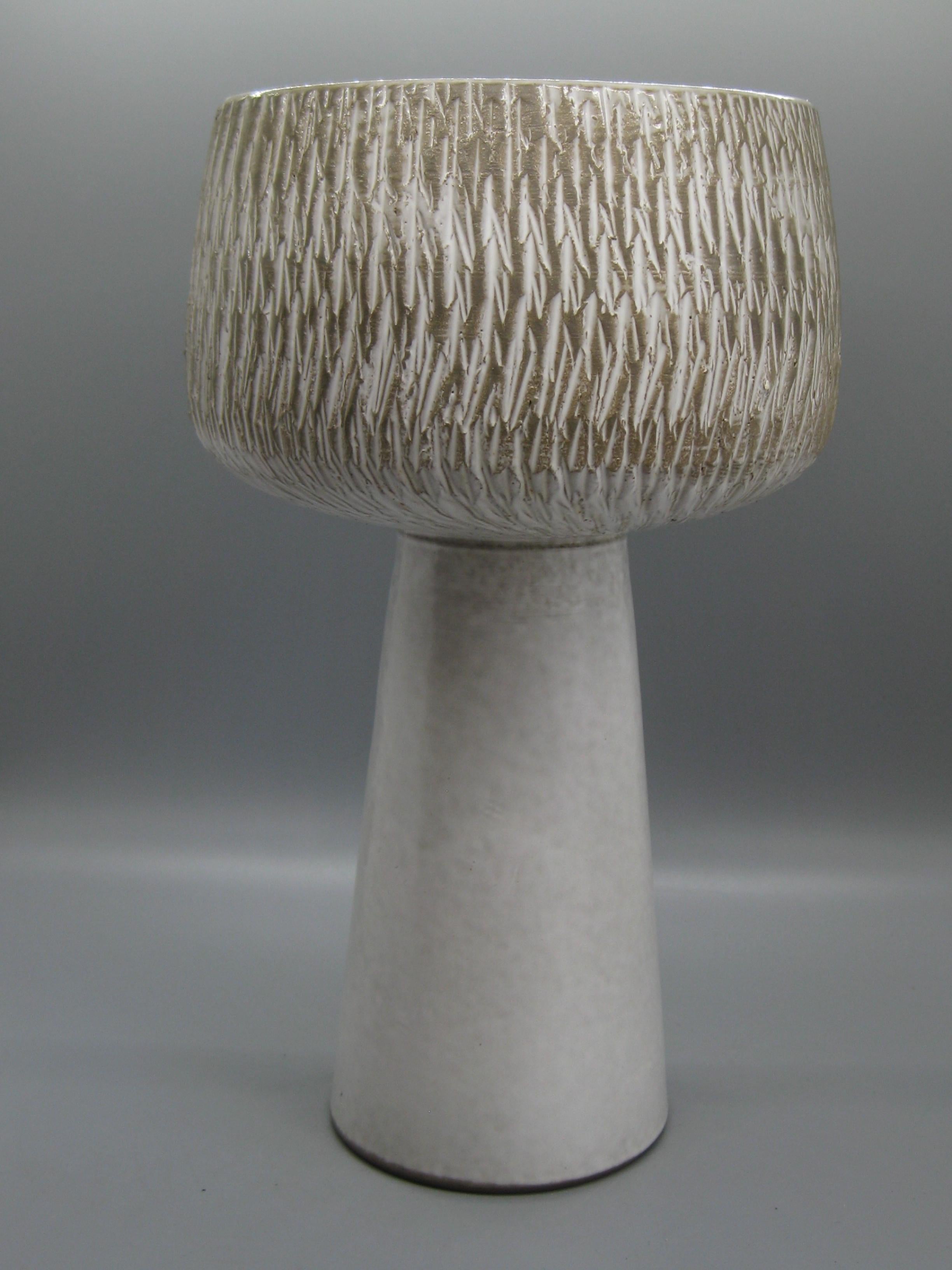 1960s Japanese Modernist Ikebana Ceramic Pottery Sgraffito Pedestal Vase Vessel For Sale 2