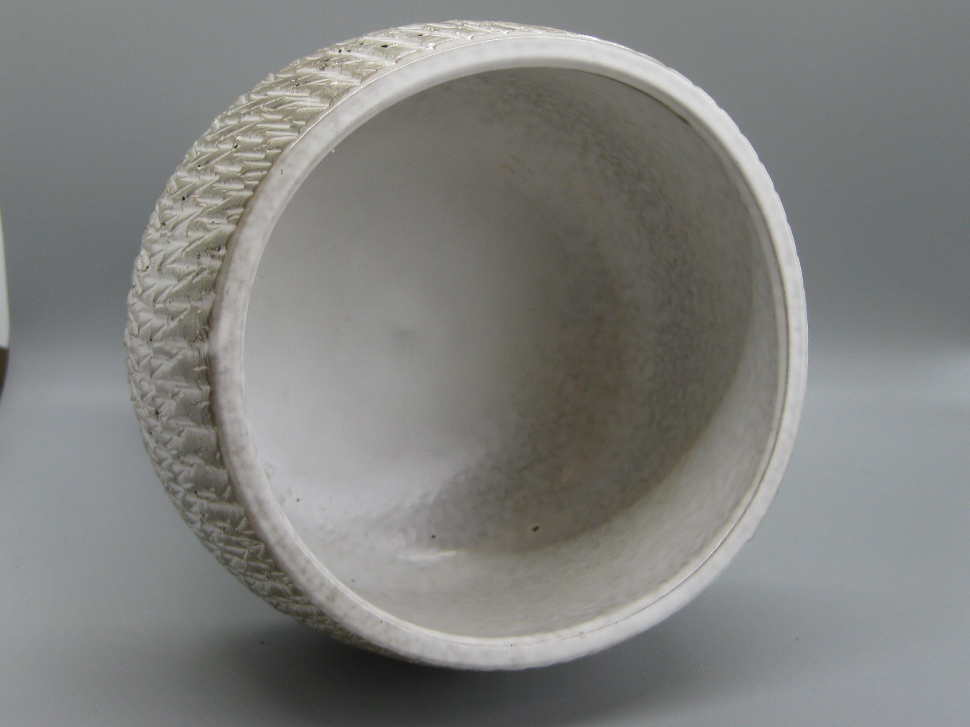 1960s Japanese Modernist Ikebana Ceramic Pottery Sgraffito Pedestal Vase Vessel For Sale 3
