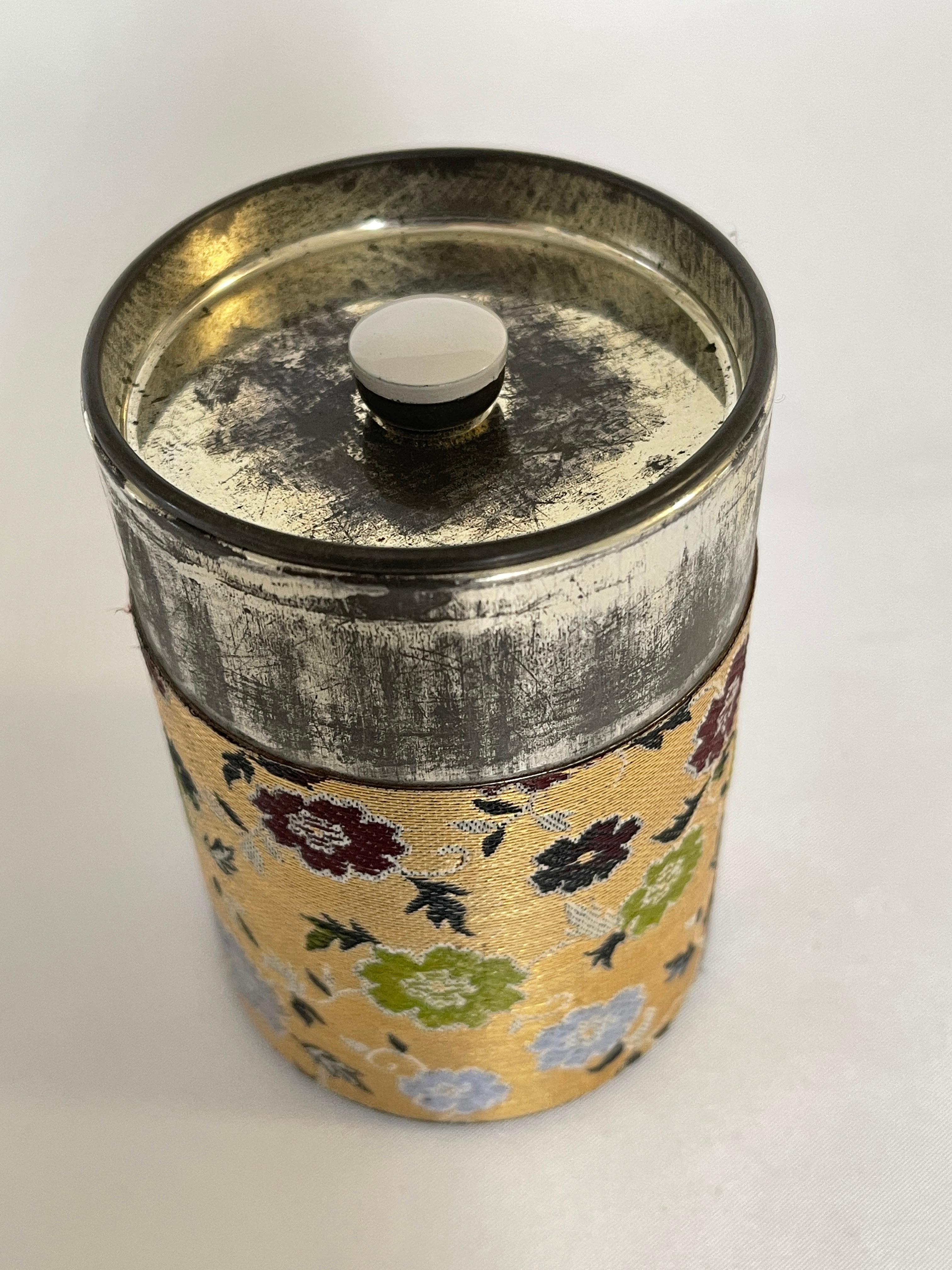 1960's Japanese Tea Caddy Tin Canister In Good Condition For Sale In New York, NY