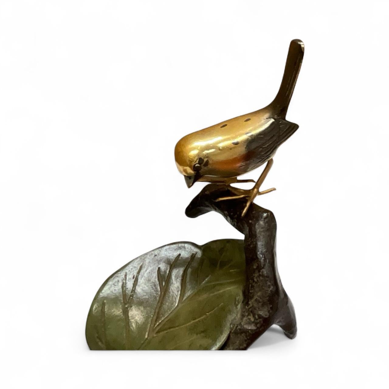 Años 60 Caquis y Pájaros Japoneses Okimono / Escultura Tole de Bronce Pintado Meiji en venta