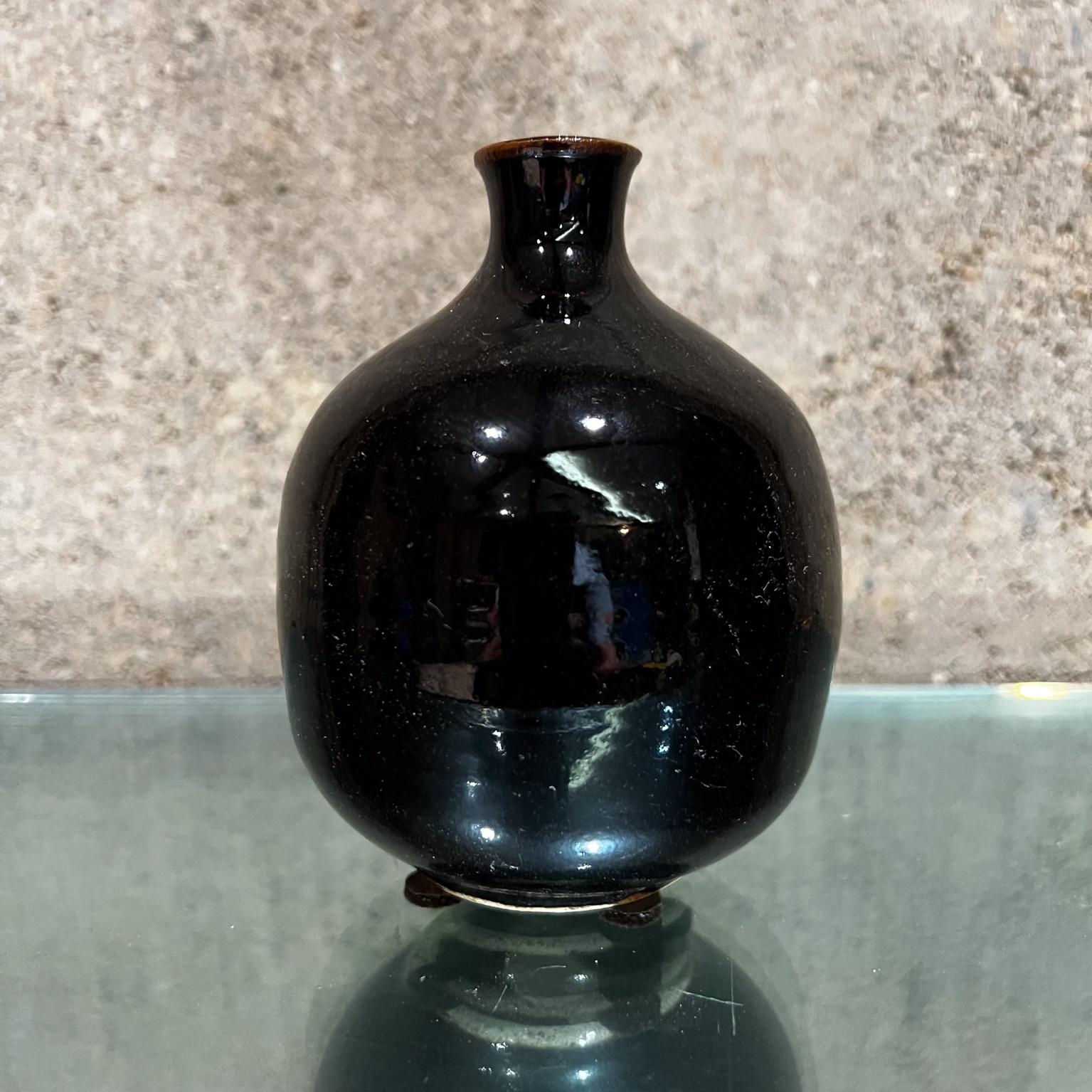 1960s Japanese Weed Pot Vase Dark Brown Glaze
3.75 diameter x 4.5 h
Signed but unable to read.
Original vintage condition
Refer to images.




