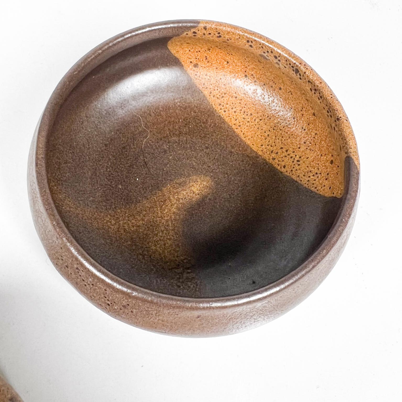 1960s Jean Balmer Studio Art Pottery Modern Two-tone Speckled Bowls In Good Condition In Chula Vista, CA