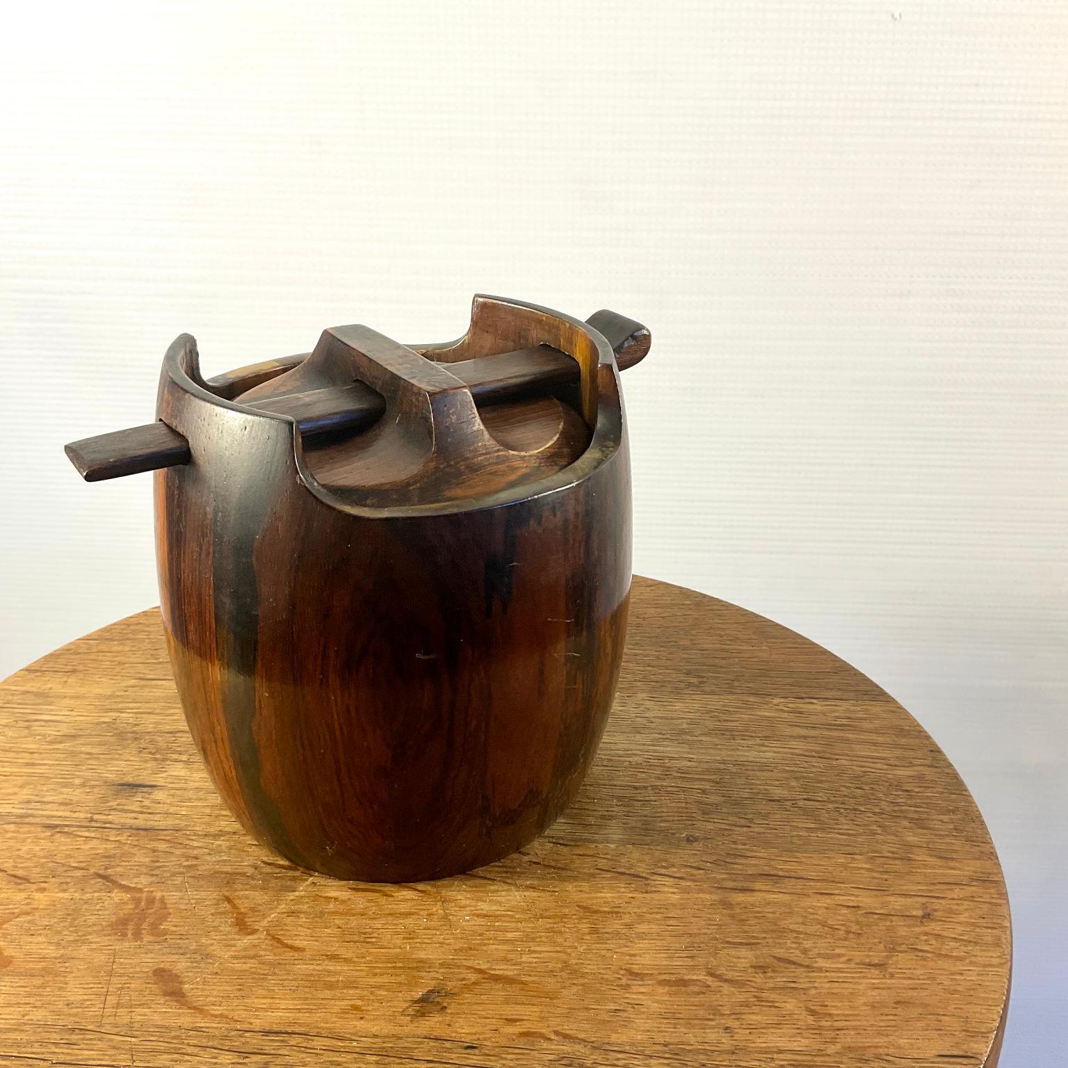 Cave à cigares ou pot à tabac des années 1960.
Cette pièce emblématique de la collection Italma Wood Art a été créée par le designer brésilien Jean Gillon. Très bien fabriqué à partir du jacaranda le plus fin, avec une doublure en liège aux deux