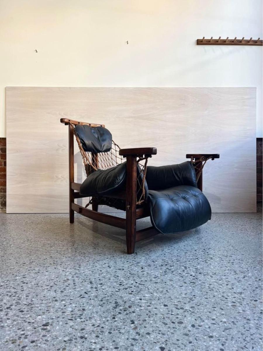Te presentamos este Sillón y Otomana Jangada de Jean Gillon de 1960, una maravilla de mediados de siglo que toma su nombre de los rústicos barcos pesqueros de la costa norte de Brasil. Fabricado con precisión y elegancia, este icónico conjunto es