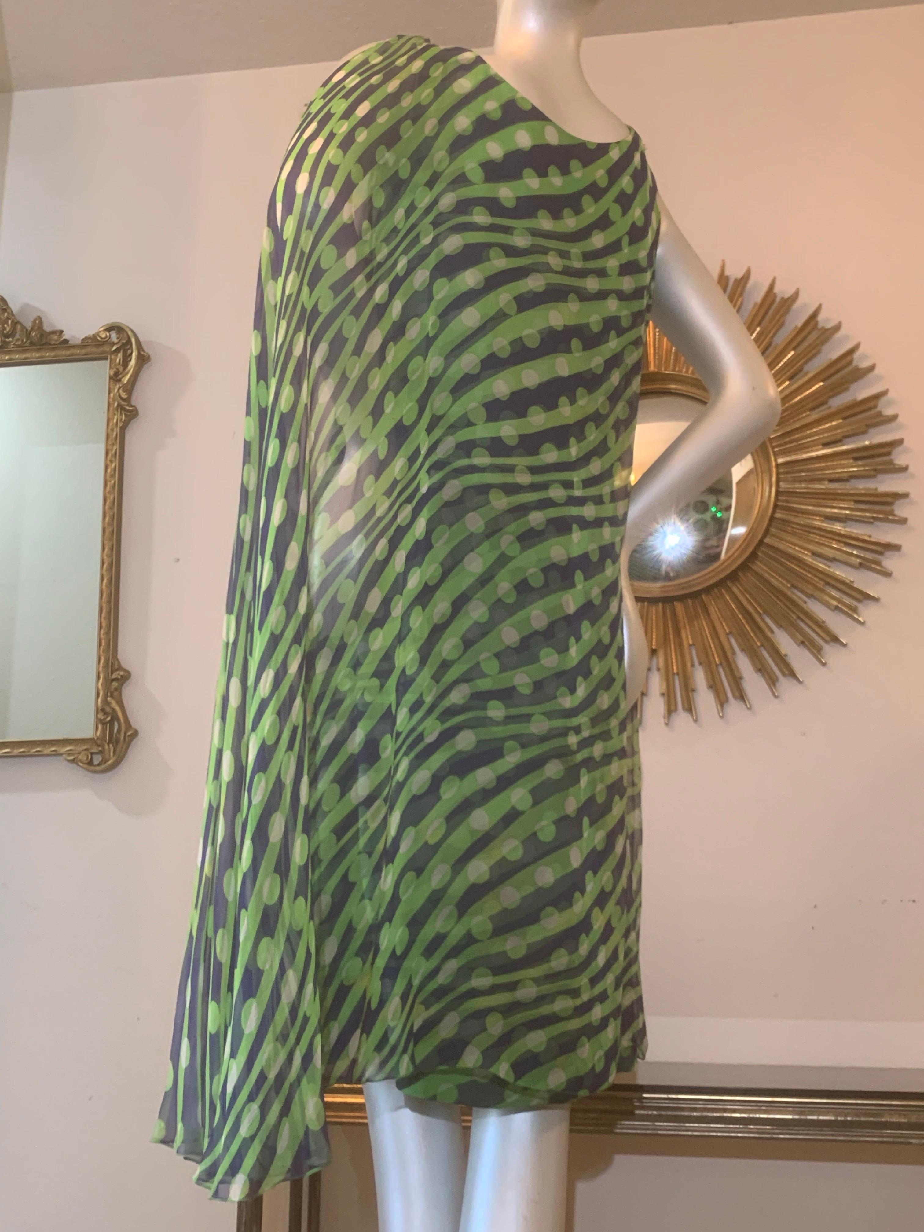 Abito da cocktail in chiffon Op-Art di Jean Louis I. Magnin degli anni '60 in blu e chartreuse:  Un abito da cocktail per la primavera/estate straordinariamente delizioso, realizzato da un magistrale stilista di Hollywood: questo modello Op-Art a