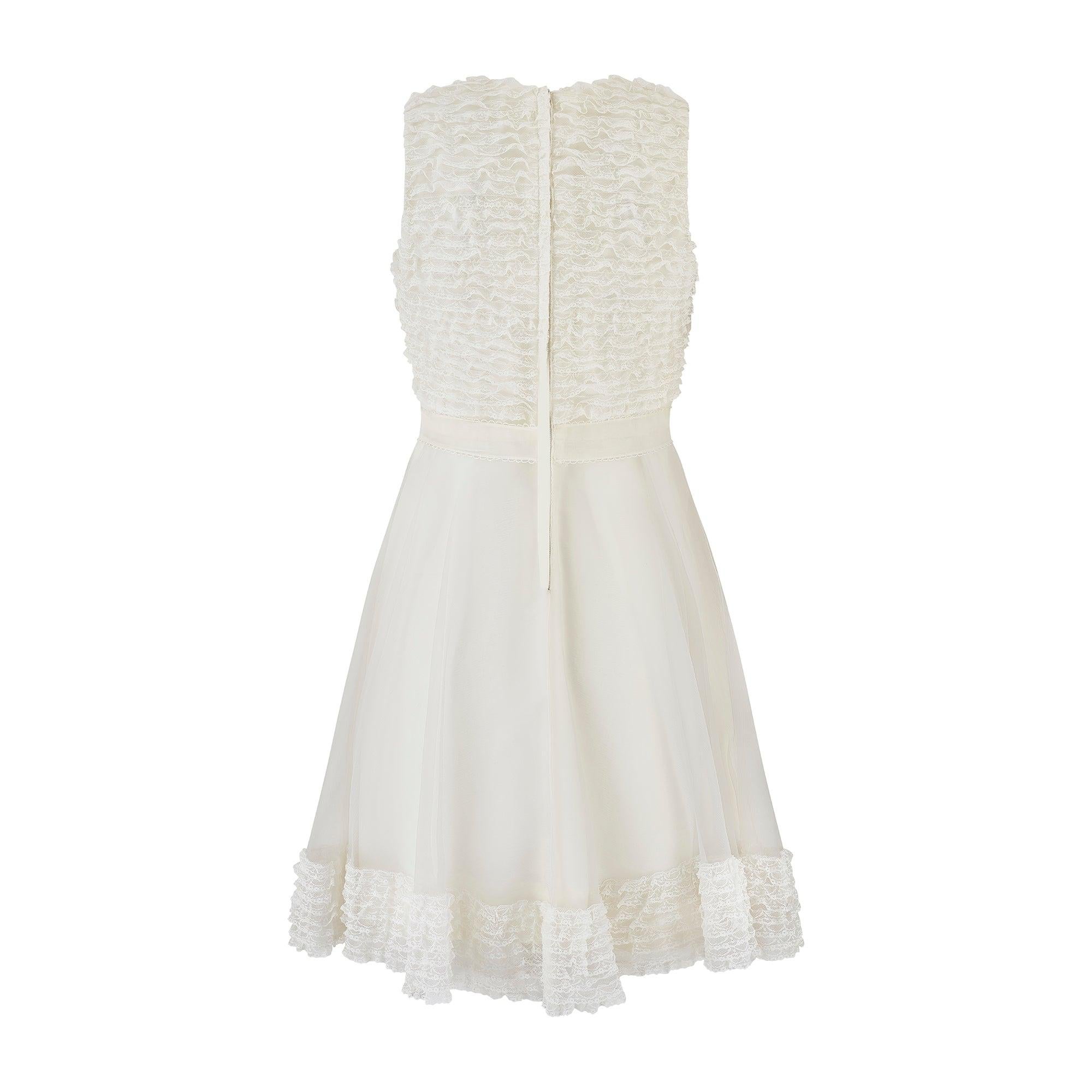 1960er Jean Varon Weißes ärmelloses Kleid mit Rüschen und Spitze (Grau) im Angebot