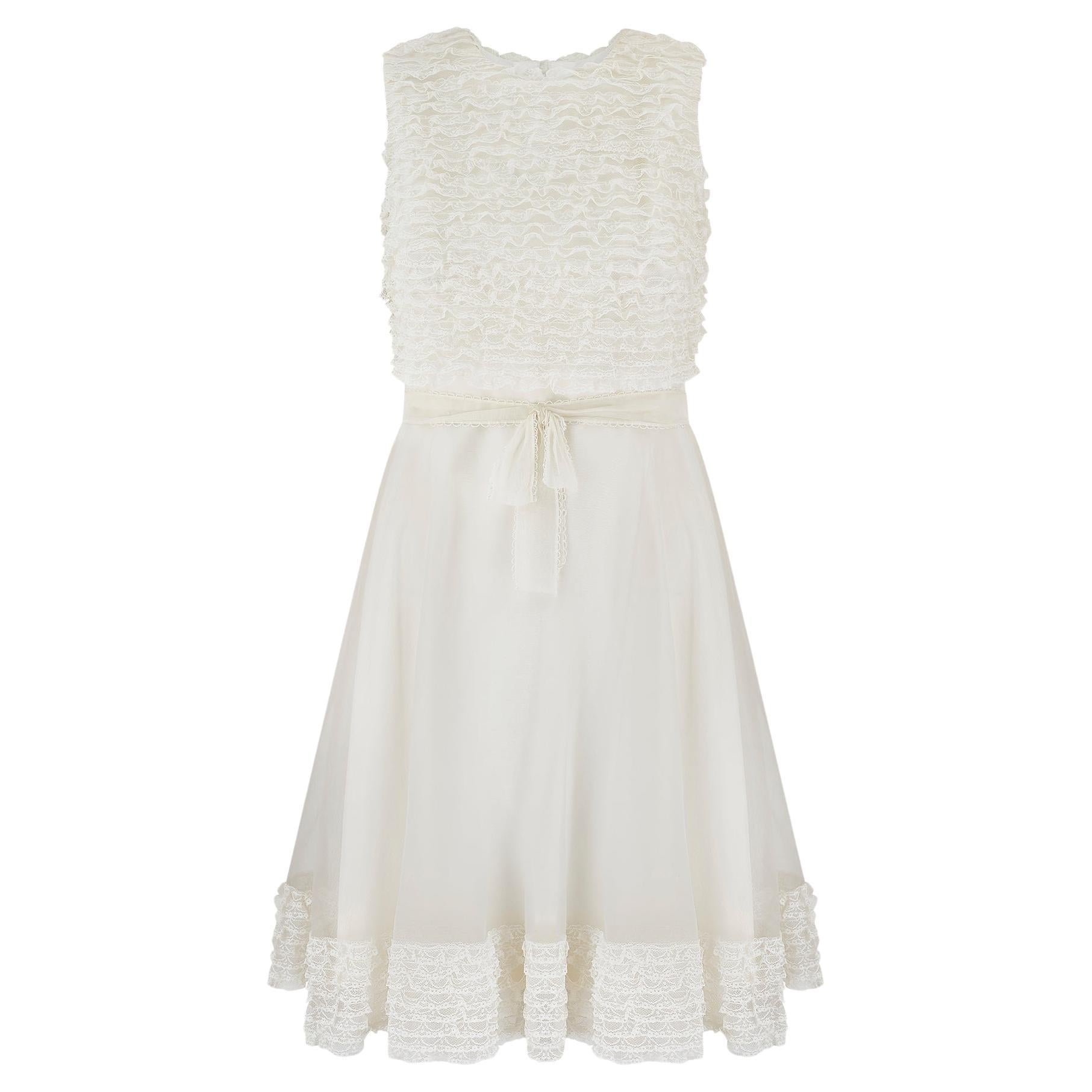 1960er Jean Varon Weißes ärmelloses Kleid mit Rüschen und Spitze im Angebot