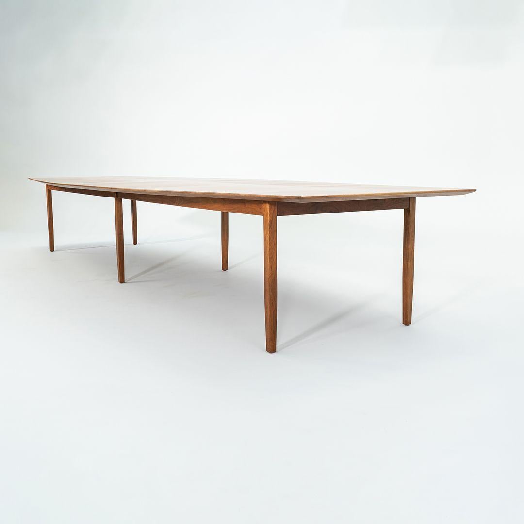 1960s Jens Risom Design/One. Table de salle à manger ou de conférence en noyer 5 ft x 15 ft Bon état - En vente à Philadelphia, PA