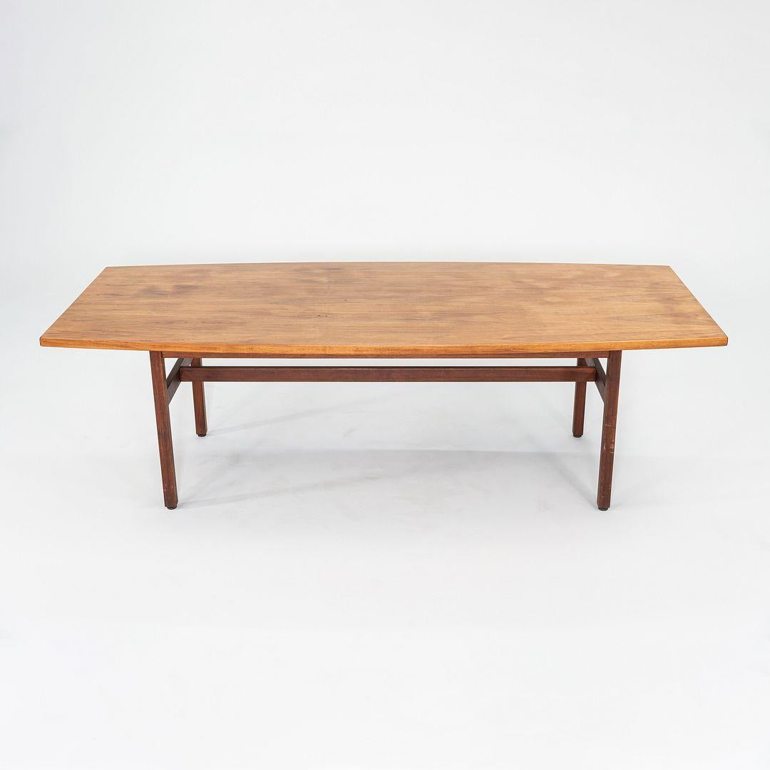 Il s'agit d'une table de conférence ou de salle à manger en noyer, conçue par Jens Risom et produite par sa société Jens Risom Design/One dans les années 1960. La silhouette est apparue dans un catalogue de 1959 de la société Risom et était connue
