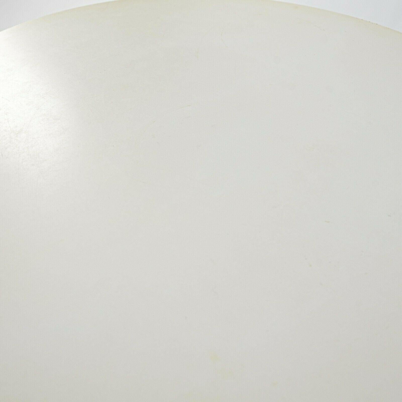 Moderne 1960 Jens Risom Design/One Table d'appoint en noyer et stratifié en vente