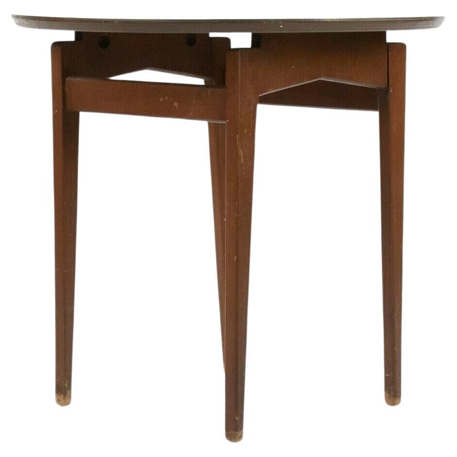 1960 Jens Risom Design/One Table d'appoint en noyer et stratifié