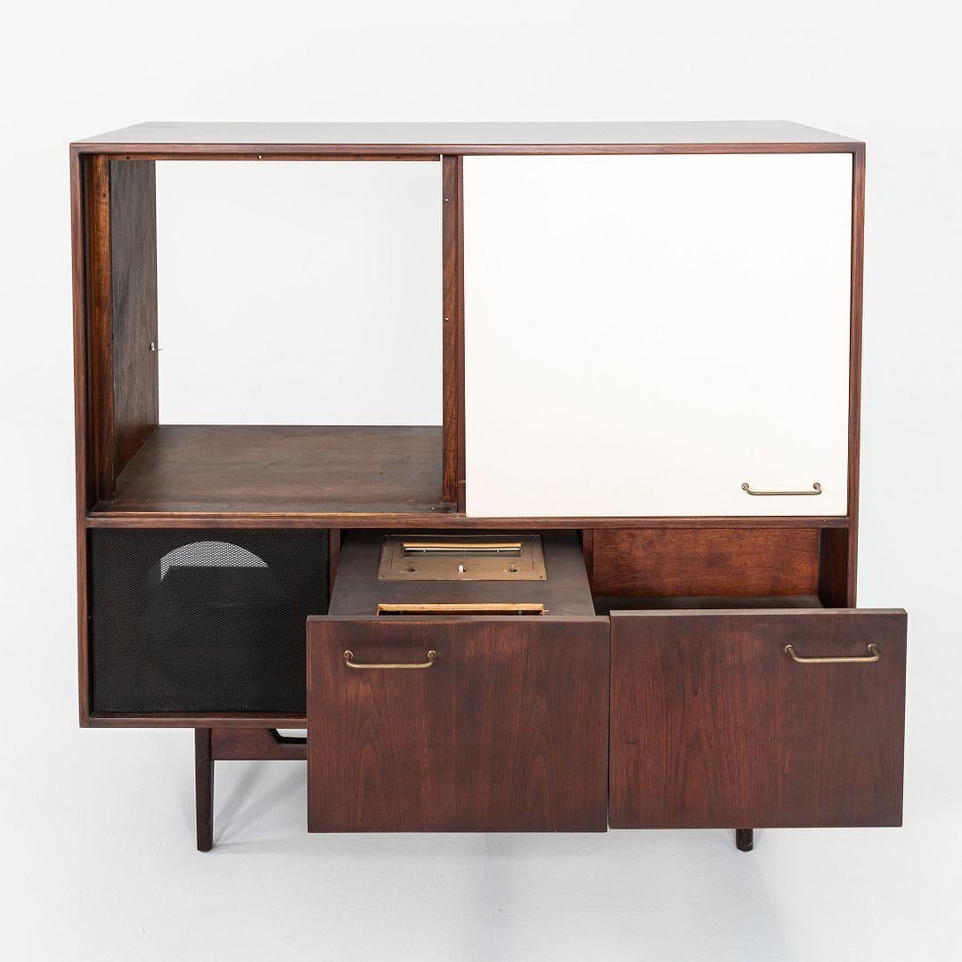 1960s Jens Risom Design Stereo Entertainment Cabinet Unit in Walnut For Sale 3