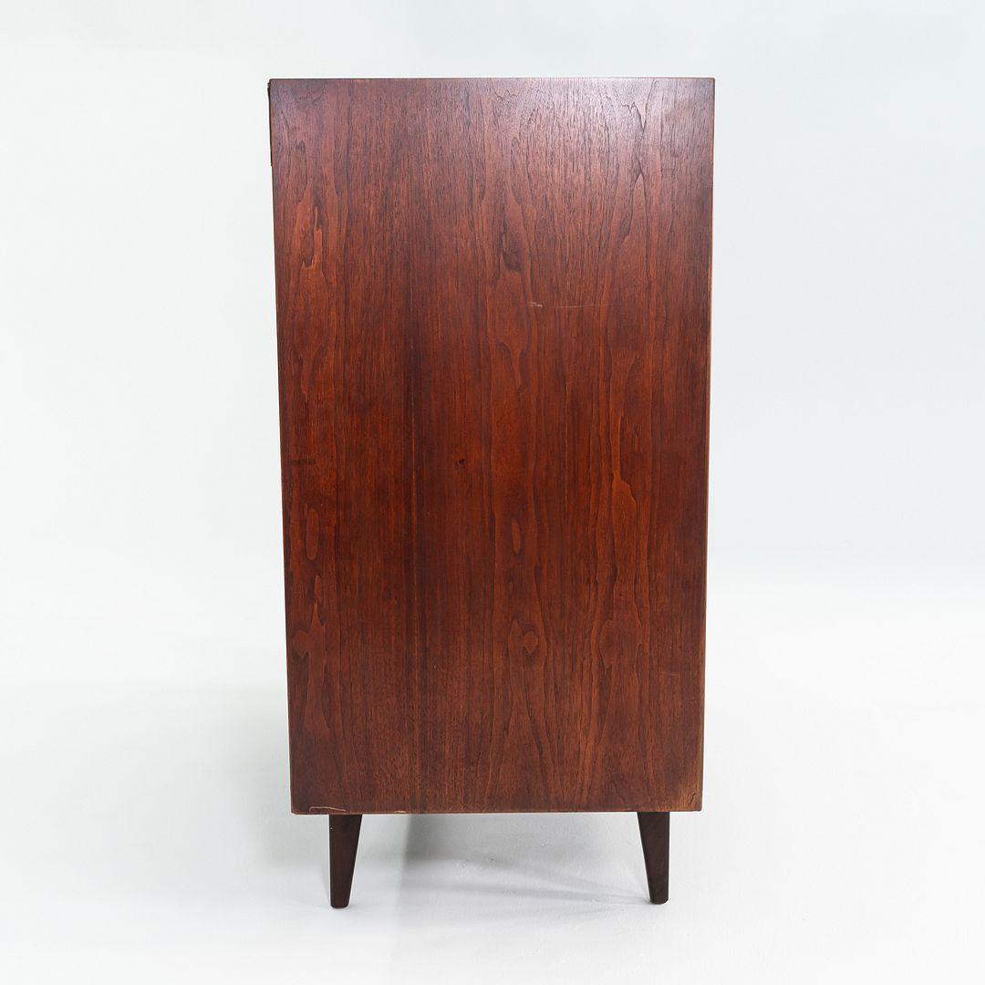 1960s Jens Risom Design Stereo Entertainment Cabinet Unit in Walnut In Good Condition For Sale In Philadelphia, PA