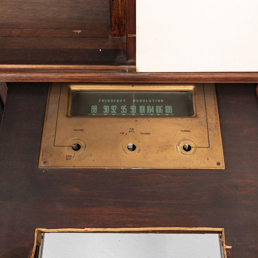1960s Jens Risom Design Stereo Entertainment Cabinet Unit in Walnut For Sale 1