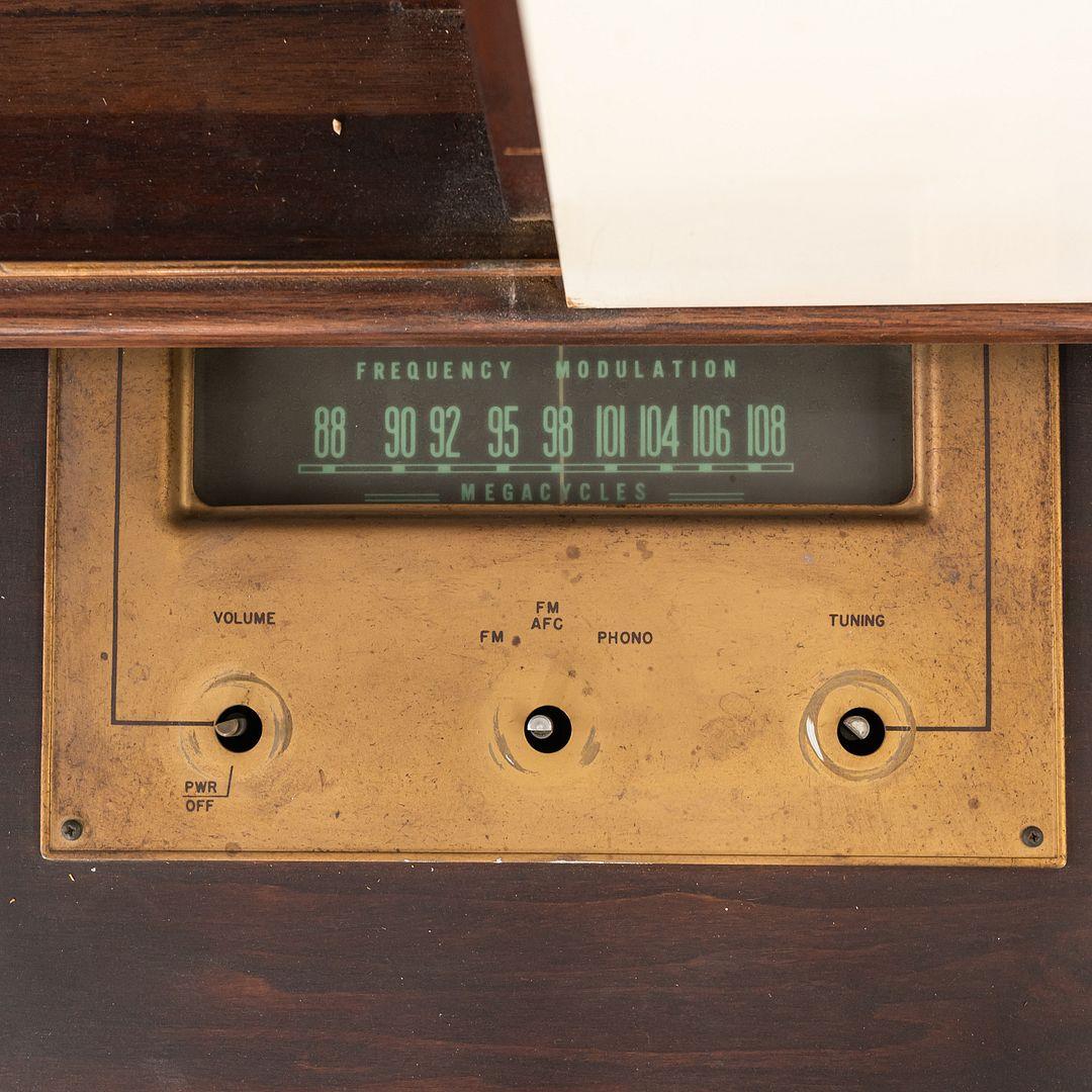 1960s Jens Risom Design Stereo Entertainment Cabinet Unit in Walnut For Sale 2