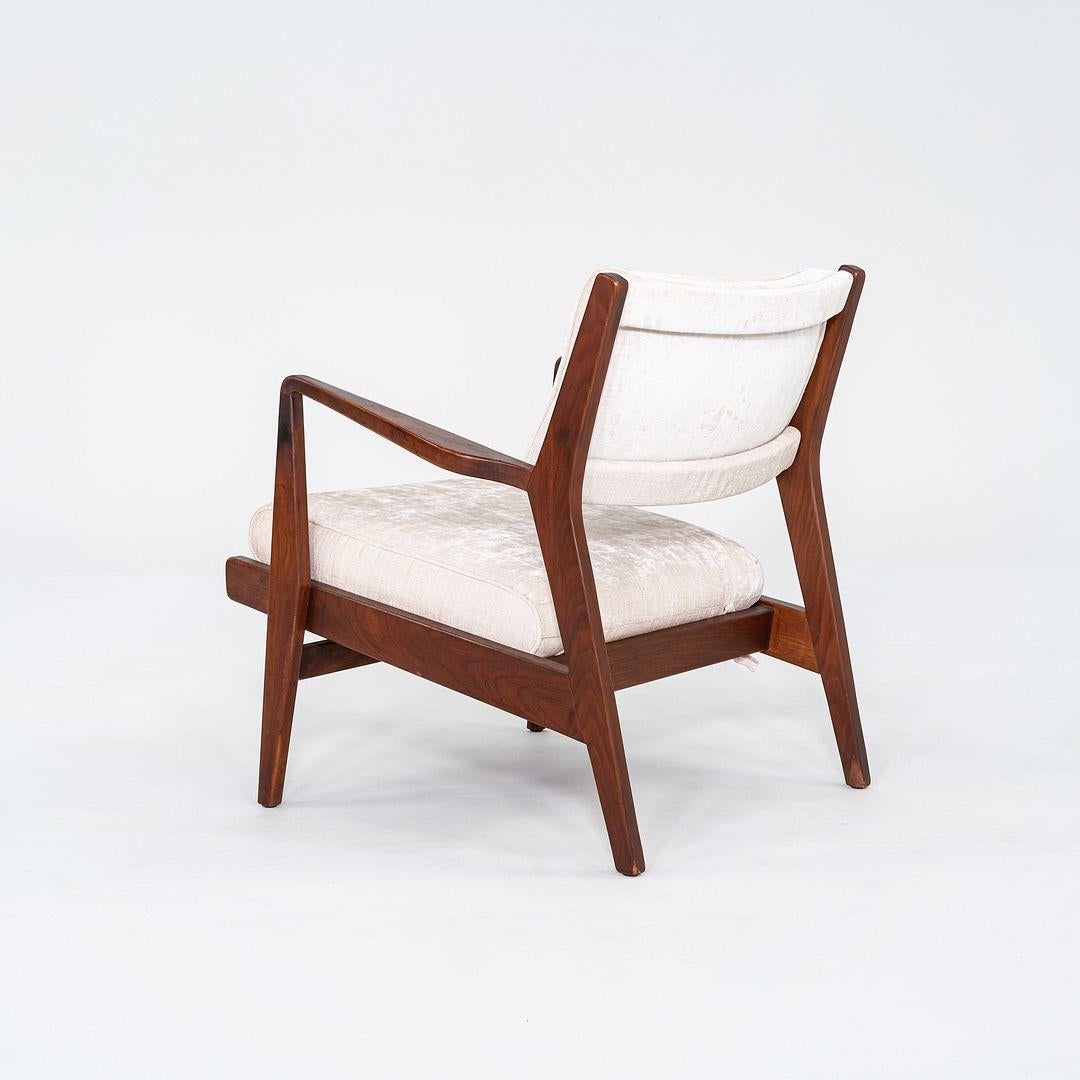 1960er Jens Risom Design U-430 Loungesessel mit Armlehnen aus Nussbaum und Stoff im Angebot 3