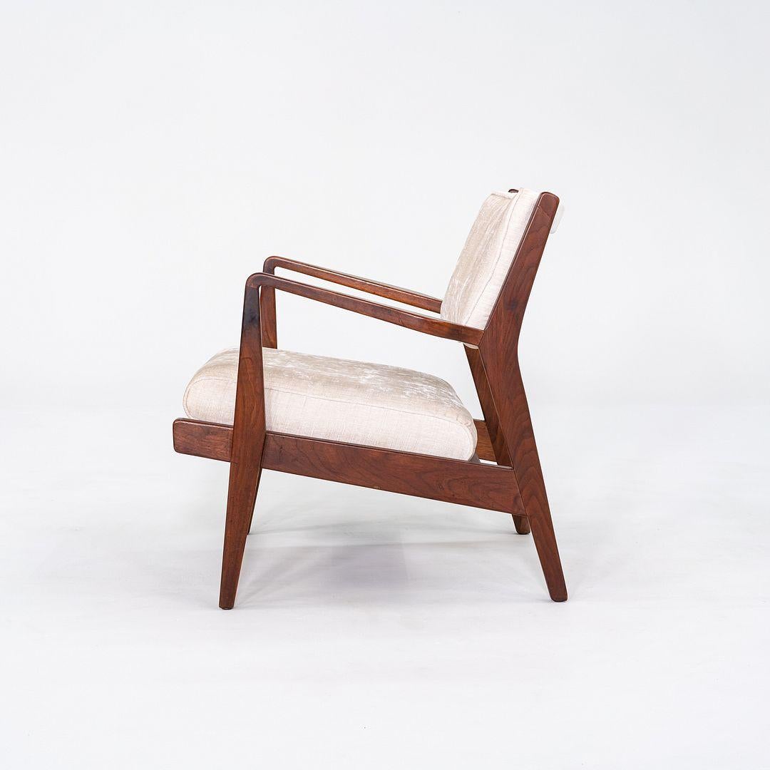 1960er Jens Risom Design U-430 Loungesessel mit Armlehnen aus Nussbaum und Stoff im Angebot 4
