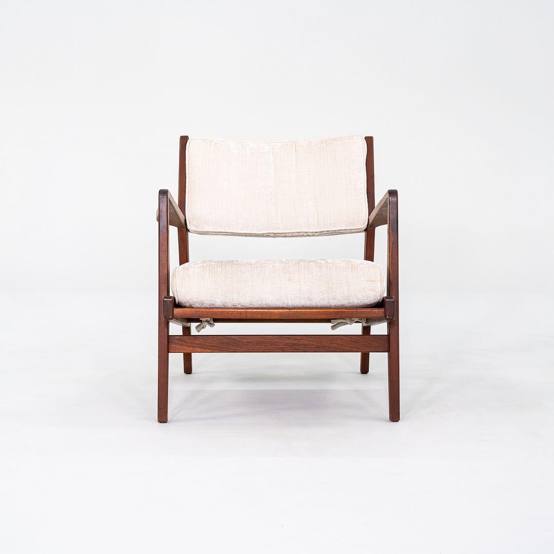 Dies ist ein U-430 Lounge Chair, der 1955 von Jens Risom entworfen wurde. Dieses Exemplar stammt aus den 1960er Jahren und wurde in den Vereinigten Staaten hergestellt. Der Entwurf besteht aus einem Gestell aus Nussbaumholz und einem mit weißem