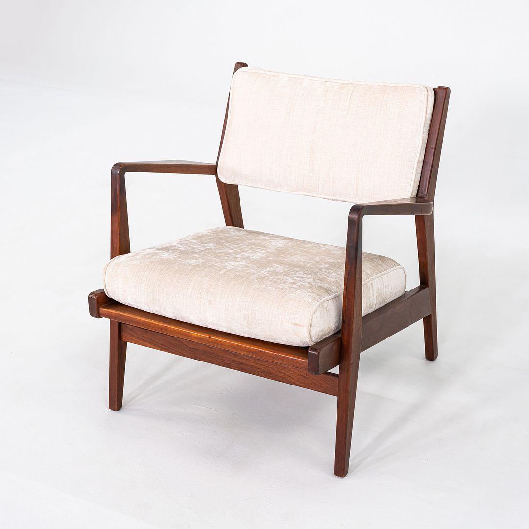 1960er Jens Risom Design U-430 Loungesessel mit Armlehnen aus Nussbaum und Stoff (Moderne) im Angebot