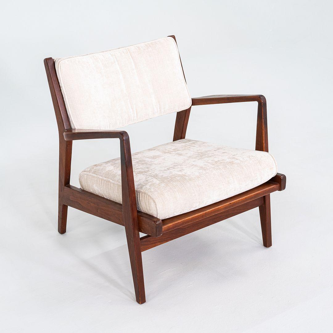 1960er Jens Risom Design U-430 Loungesessel mit Armlehnen aus Nussbaum und Stoff (amerikanisch) im Angebot
