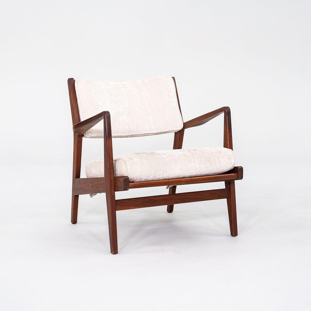 1960er Jens Risom Design U-430 Loungesessel mit Armlehnen aus Nussbaum und Stoff im Angebot 1