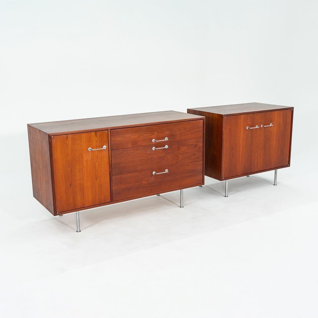 Armadio / Credenza a 2 ante in noce di Jens Risom Designs del 1960, Small Design in vendita 3