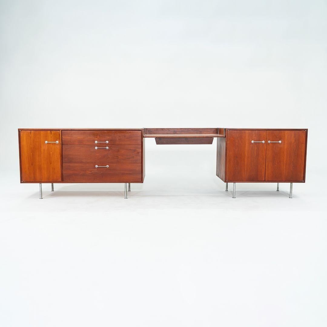 Armadio / Credenza a 2 ante in noce di Jens Risom Designs del 1960, Small Design in vendita 5