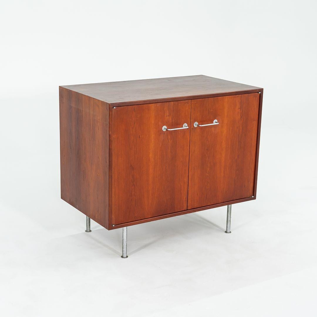 Si tratta di un mobile a due ante in noce, progettato da Jens Risom e prodotto dalla sua azienda, Jens Risom Designs. È stato realizzato a mano negli Stati Uniti negli anni '60. Ha una cassa in noce splendidamente rifinita, con tre ripiani interni.