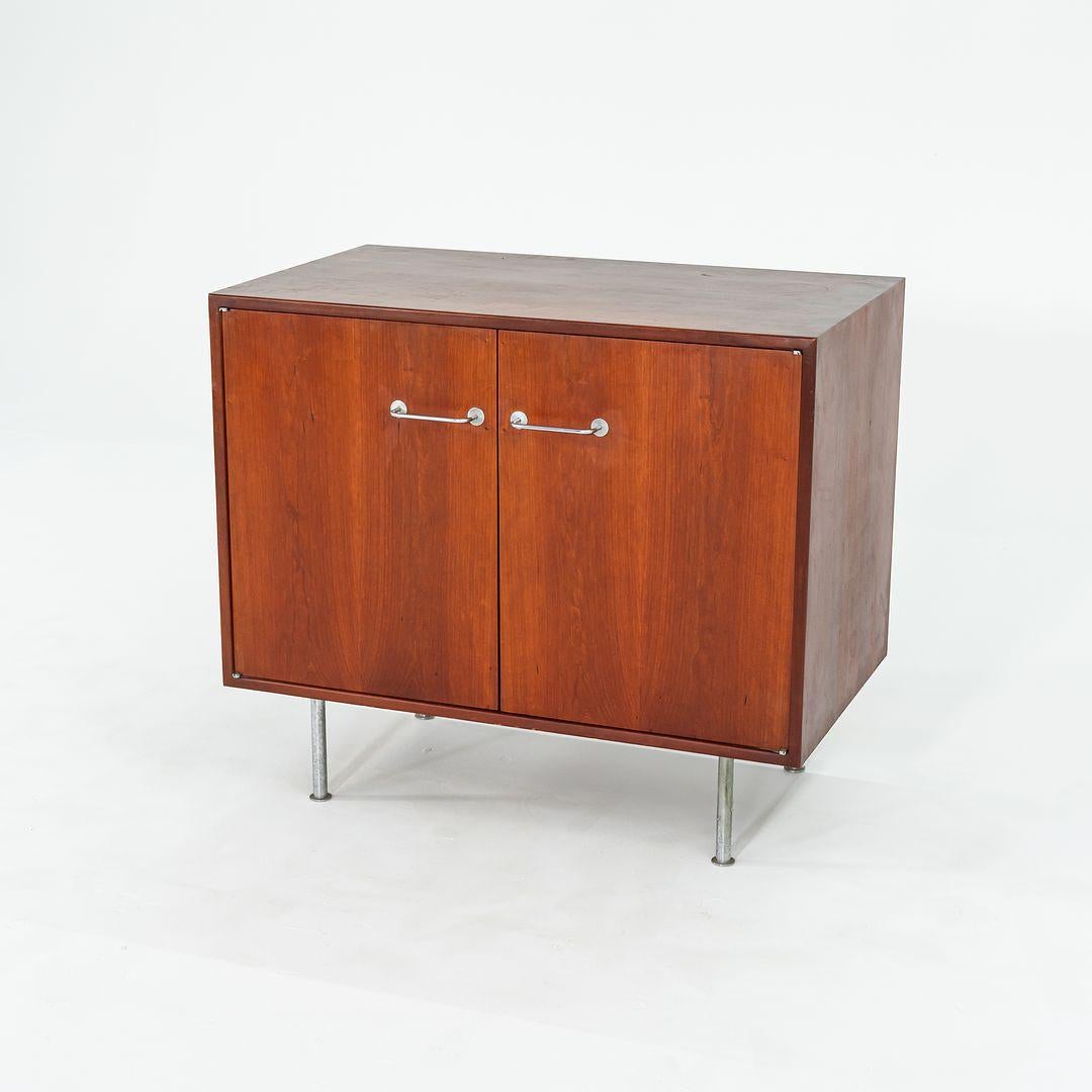 Moderno Armadio / Credenza a 2 ante in noce di Jens Risom Designs del 1960, Small Design in vendita