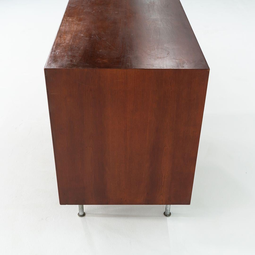 Americano Armadio / Credenza a 2 ante in noce di Jens Risom Designs del 1960, Small Design in vendita
