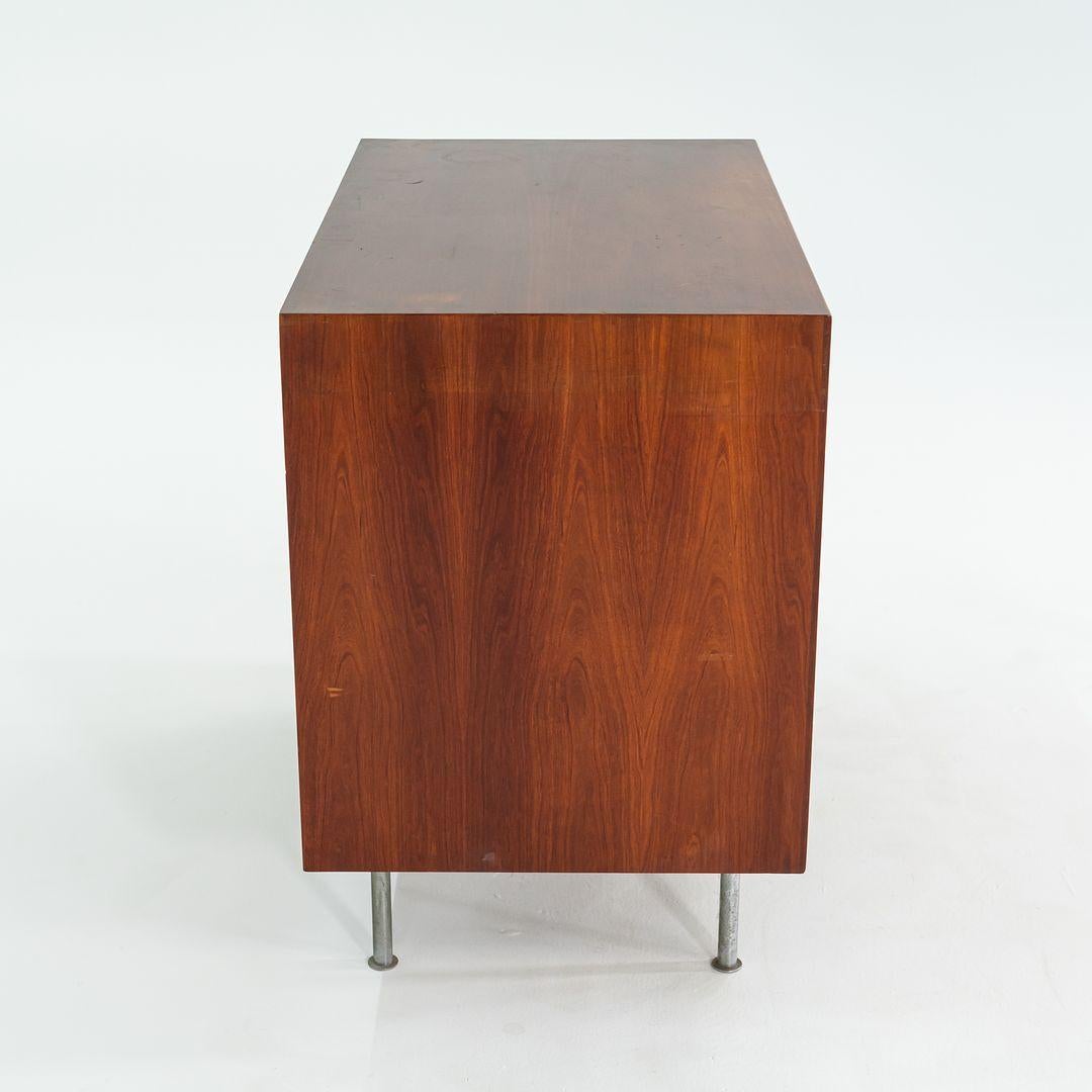 Armadio / Credenza a 2 ante in noce di Jens Risom Designs del 1960, Small Design In condizioni buone in vendita a Philadelphia, PA