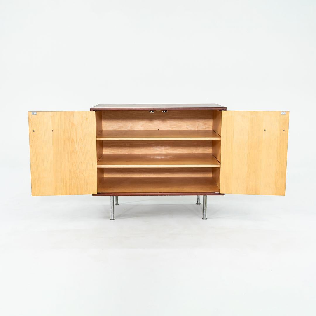 Metà XX secolo Armadio / Credenza a 2 ante in noce di Jens Risom Designs del 1960, Small Design in vendita
