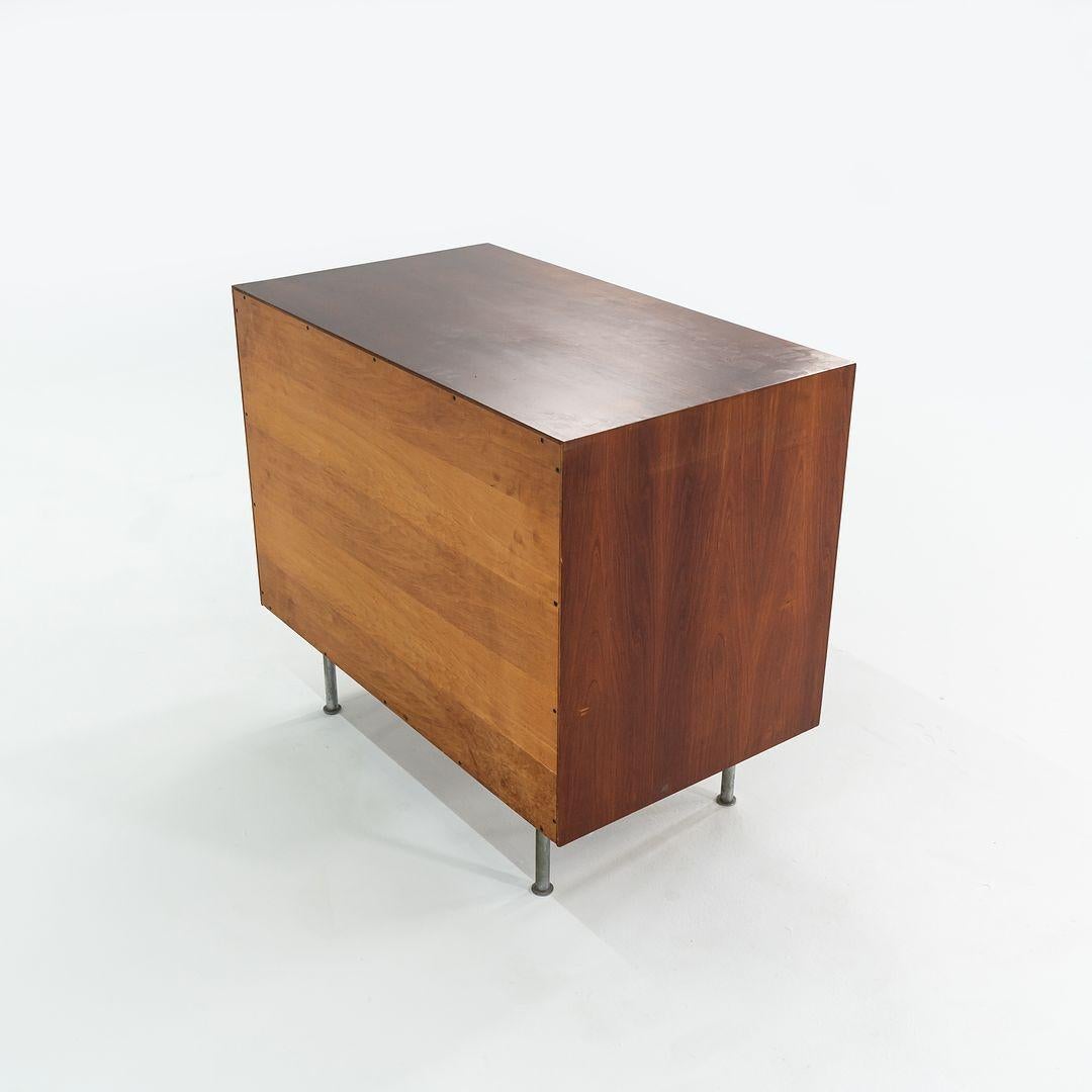 Noce Armadio / Credenza a 2 ante in noce di Jens Risom Designs del 1960, Small Design in vendita