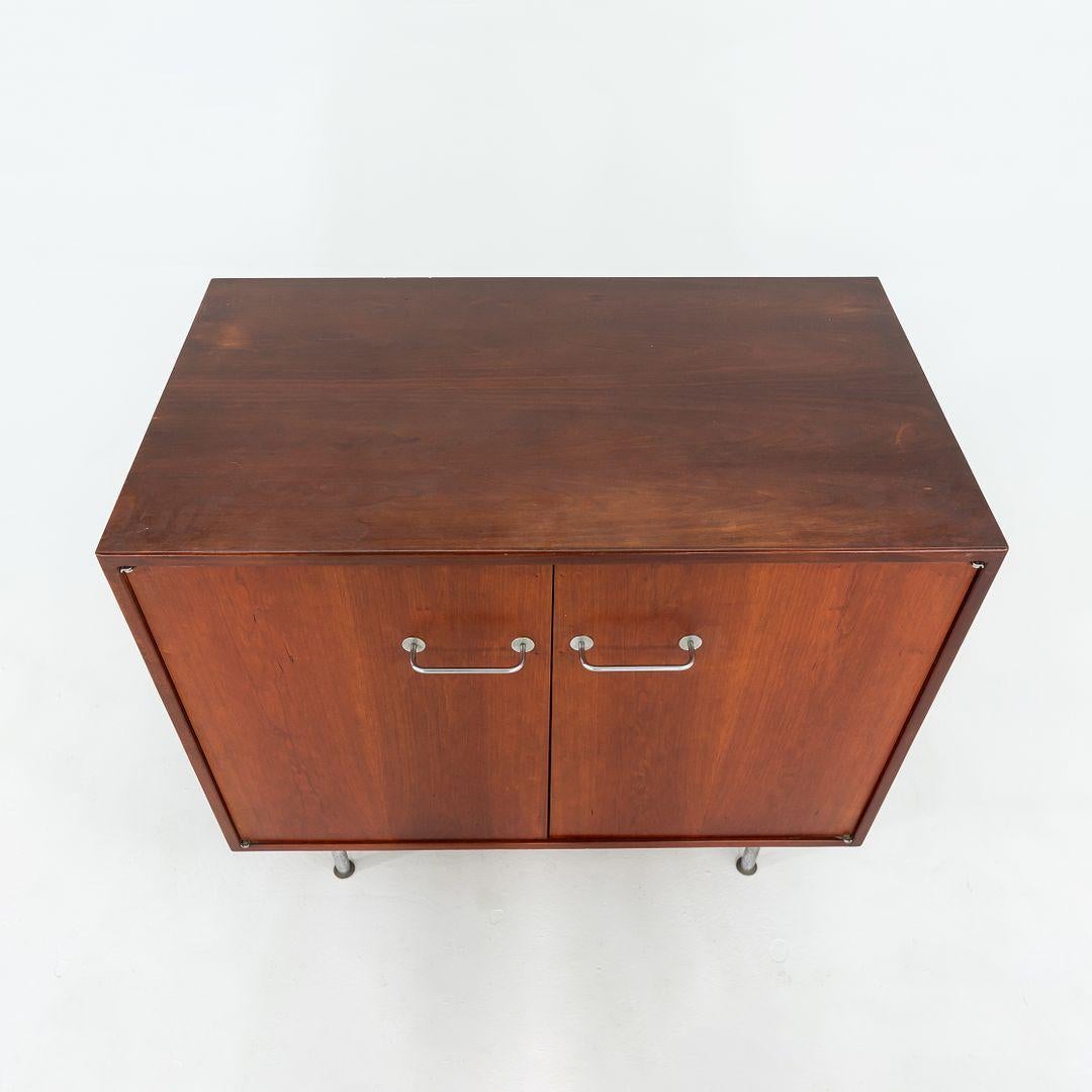 Armadio / Credenza a 2 ante in noce di Jens Risom Designs del 1960, Small Design in vendita 1