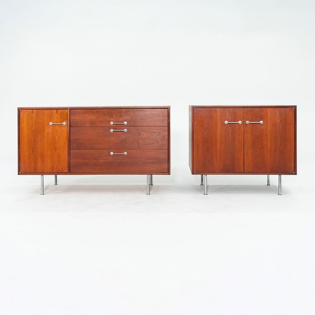 Armadio / Credenza a 2 ante in noce di Jens Risom Designs del 1960, Small Design in vendita 2