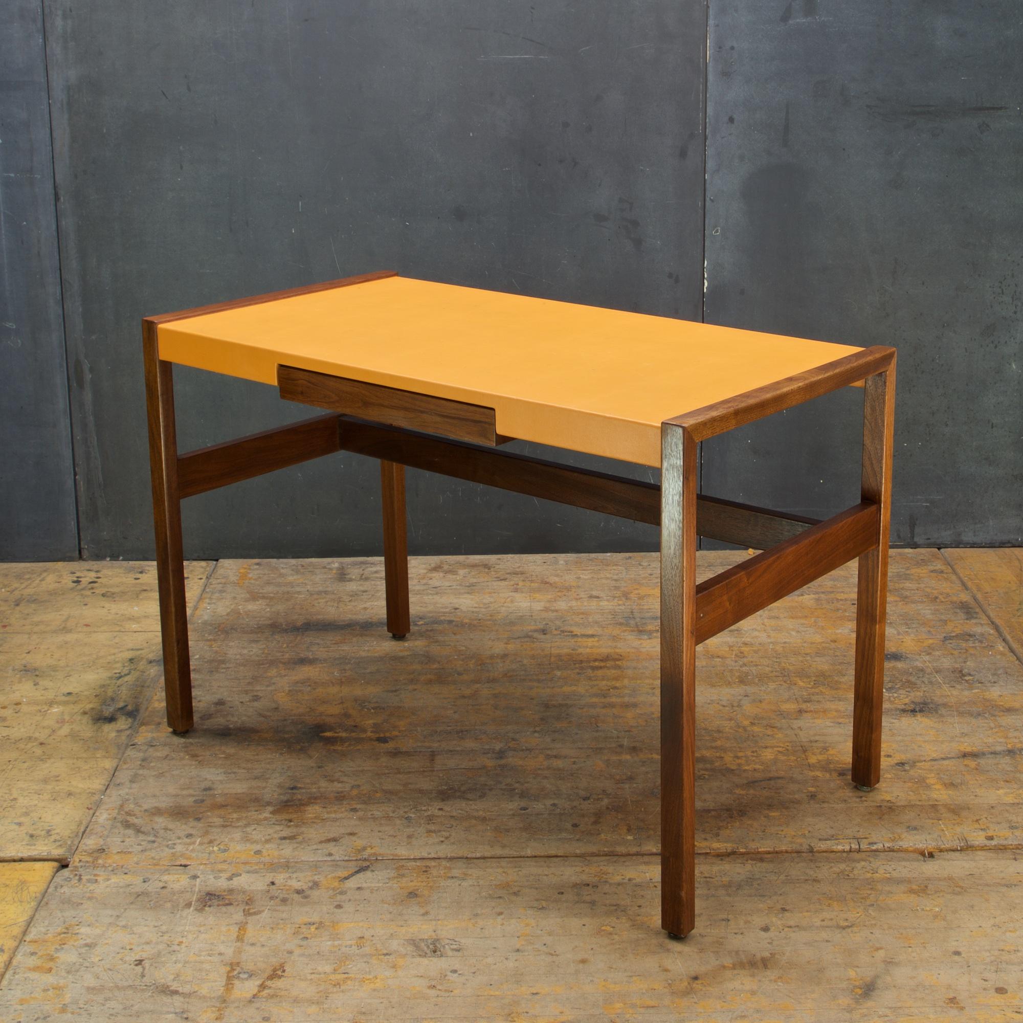 Ein Original-Schreibtisch aus den 1960er Jahren mit der Modellnummer 742! Ursprünglich 1968 für sein eigenes Haus in New Canaan, Connecticut, entworfen, ist diese Lösung auf kleinem Raum 