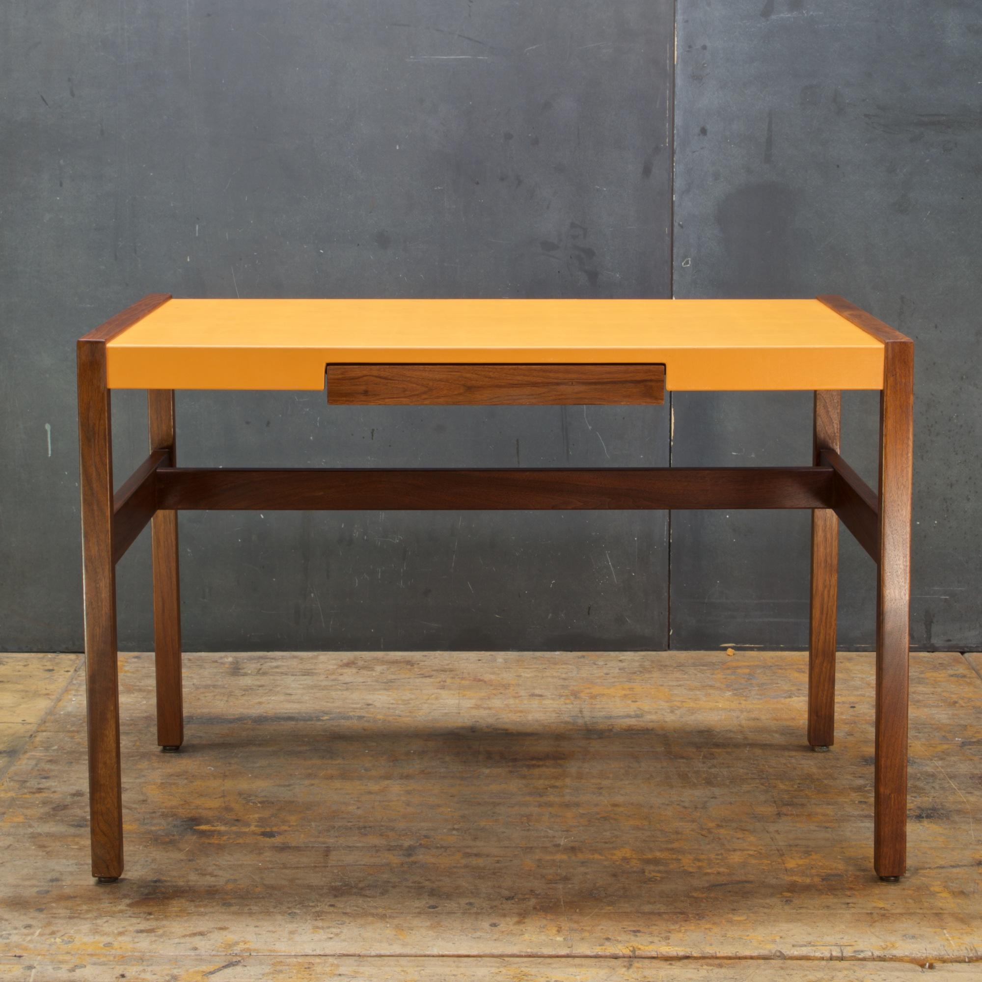 1960er Jahre Jens Risom Orange Leder und Nussbaum Schreibtisch Modell Nr. 742 Vintage Mid-Century (Skandinavische Moderne)