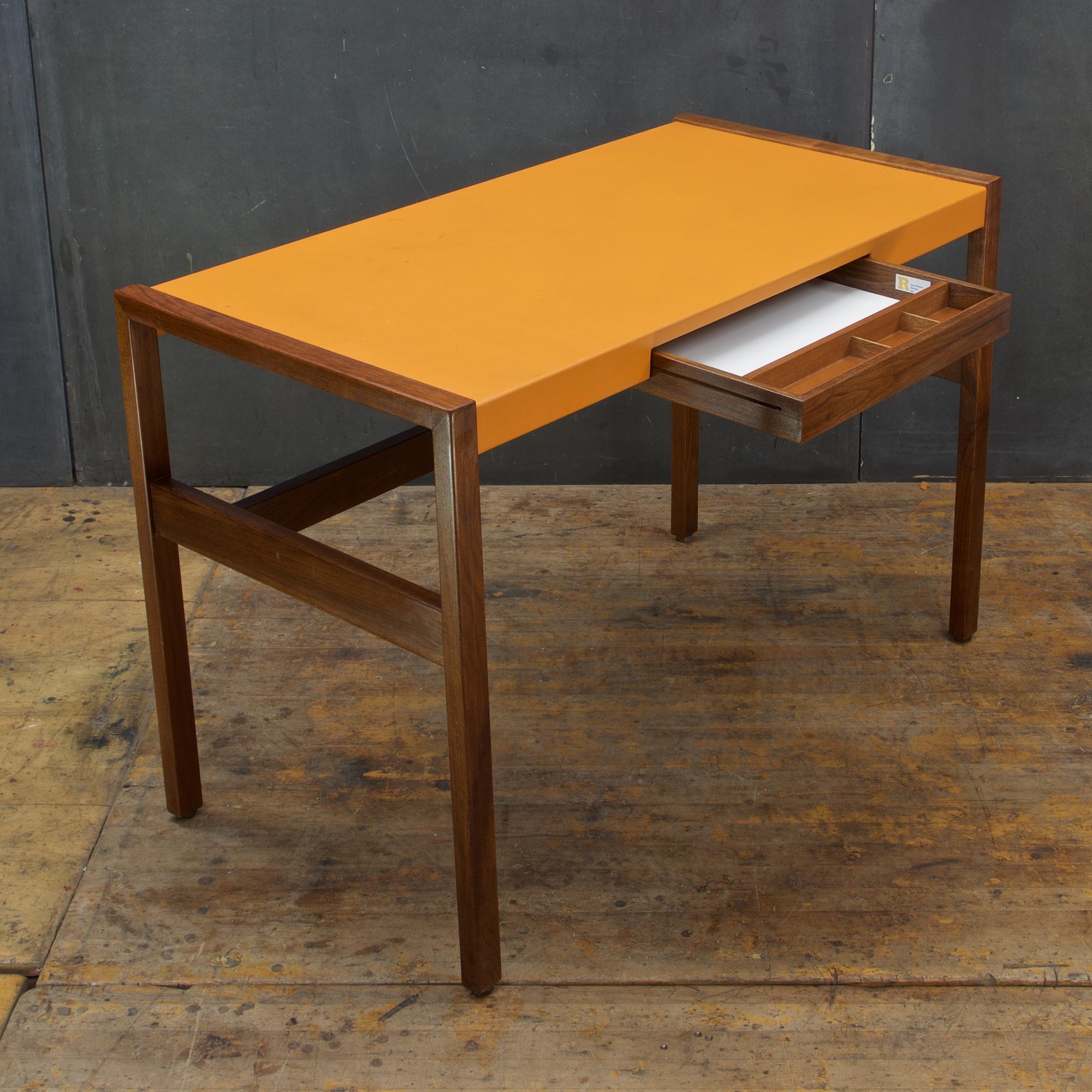 1960er Jahre Jens Risom Orange Leder und Nussbaum Schreibtisch Modell Nr. 742 Vintage Mid-Century (amerikanisch)