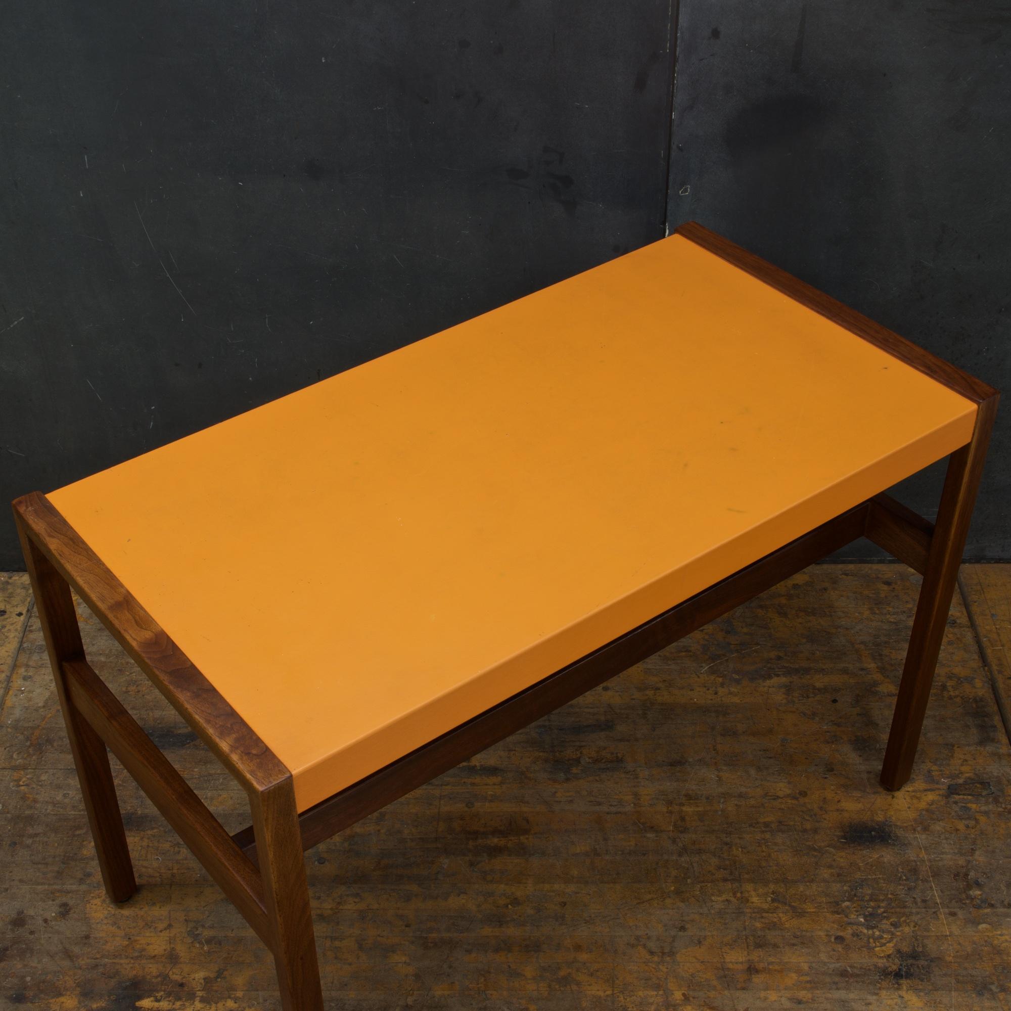 1960er Jahre Jens Risom Orange Leder und Nussbaum Schreibtisch Modell Nr. 742 Vintage Mid-Century (Mitte des 20. Jahrhunderts)