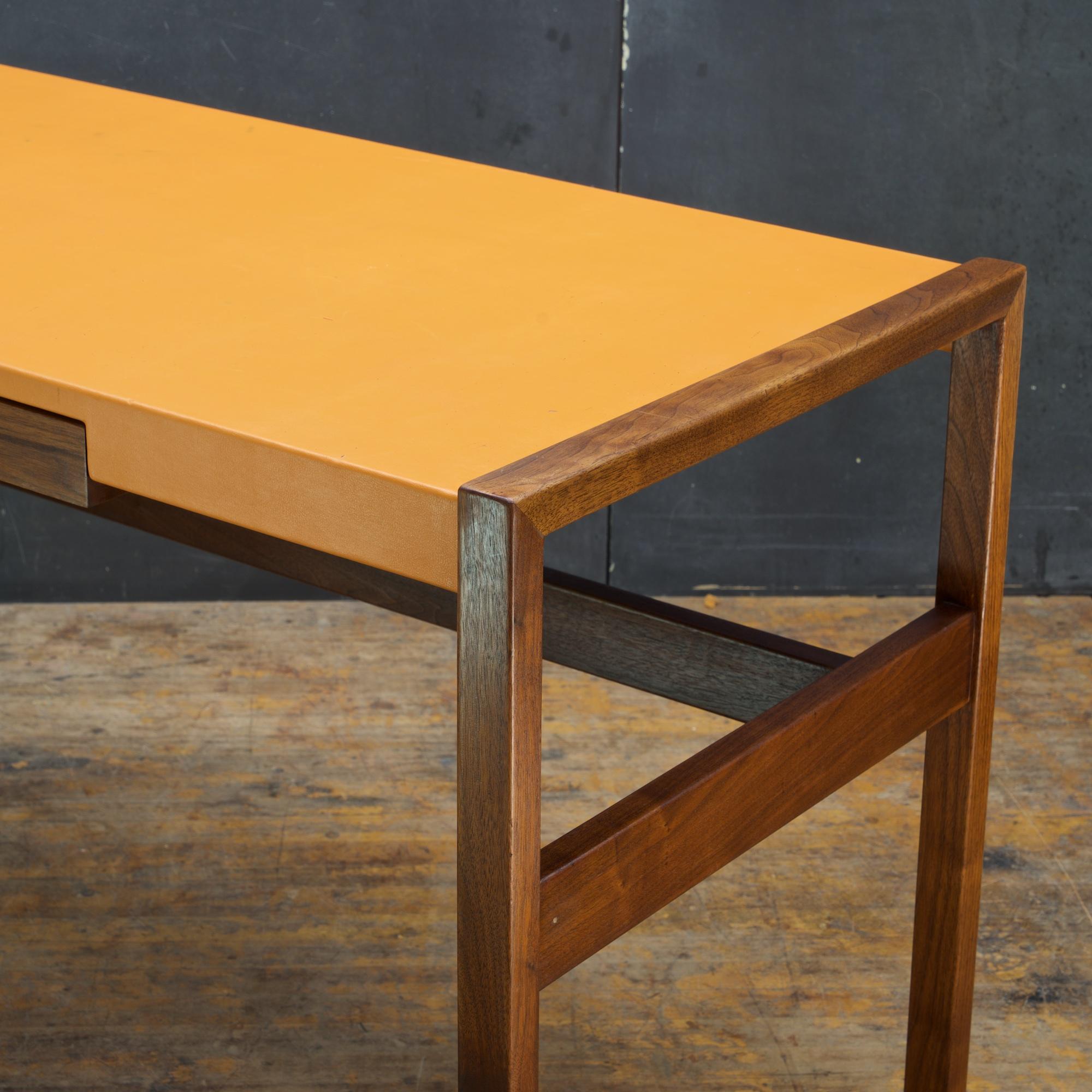 1960er Jahre Jens Risom Orange Leder und Nussbaum Schreibtisch Modell Nr. 742 Vintage Mid-Century 1