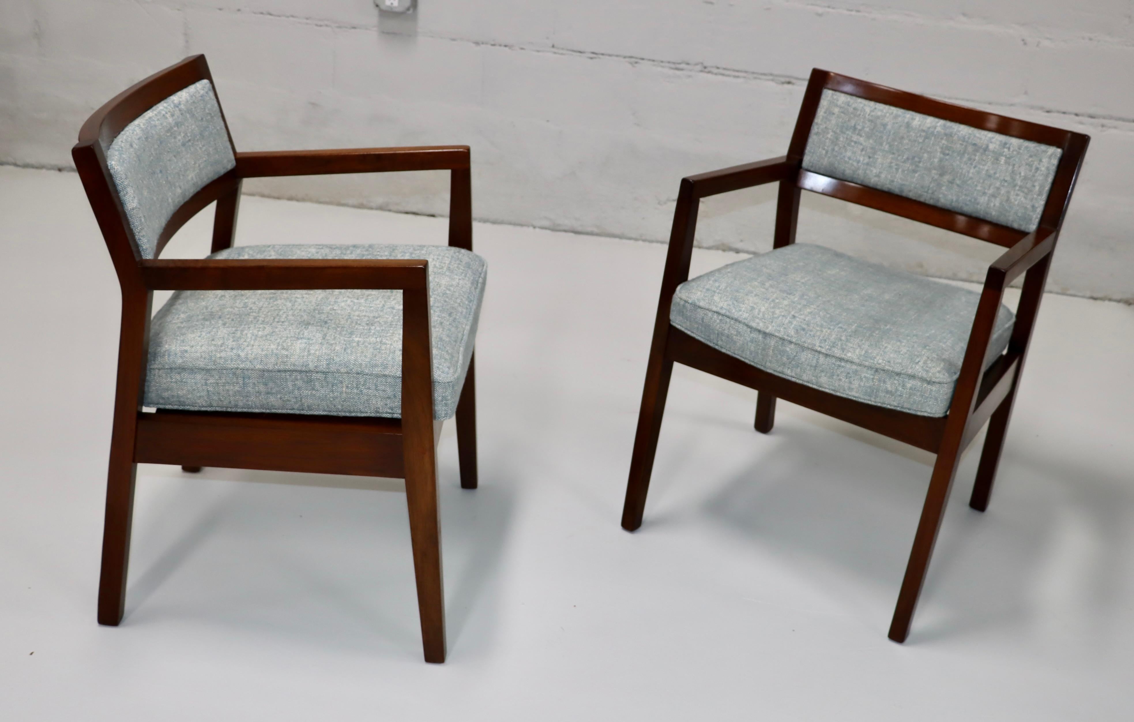 1960's Jens Risom Style Walnut Armchairs In Good Condition For Sale In New York, NY