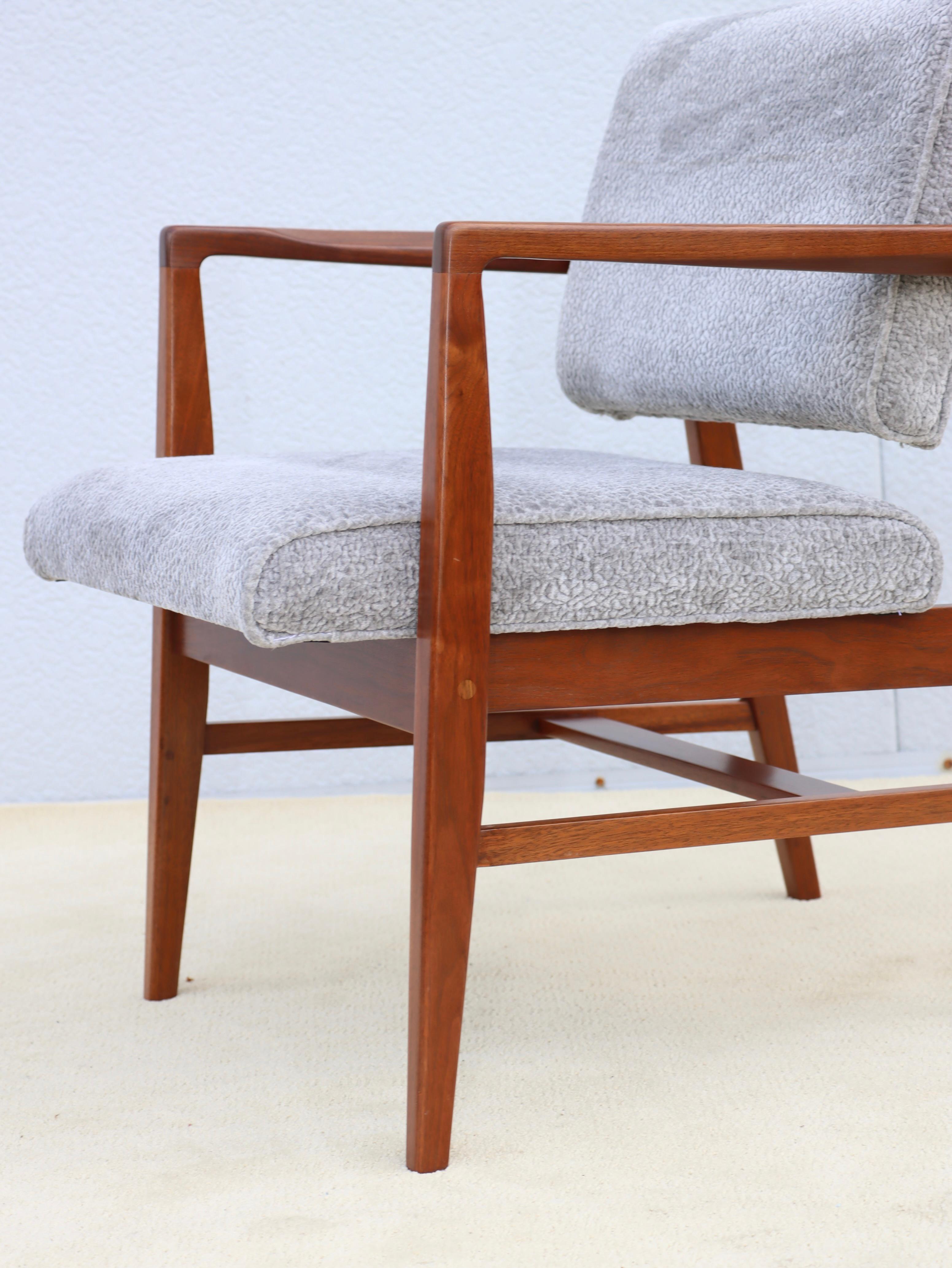 1960's Jens Risom Walnut Desk chair For Sale 3