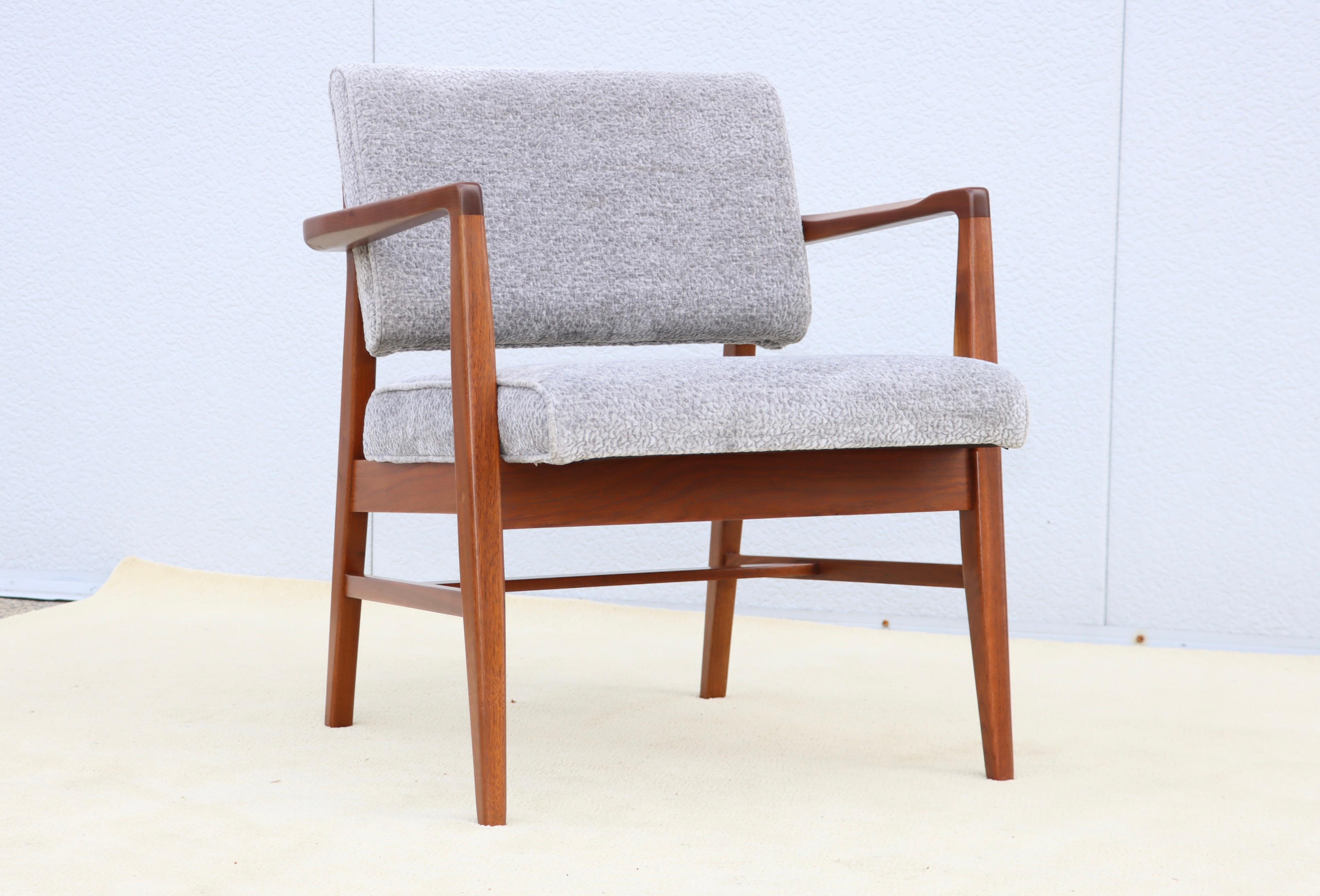 American 1960's Jens Risom Walnut Desk chair For Sale